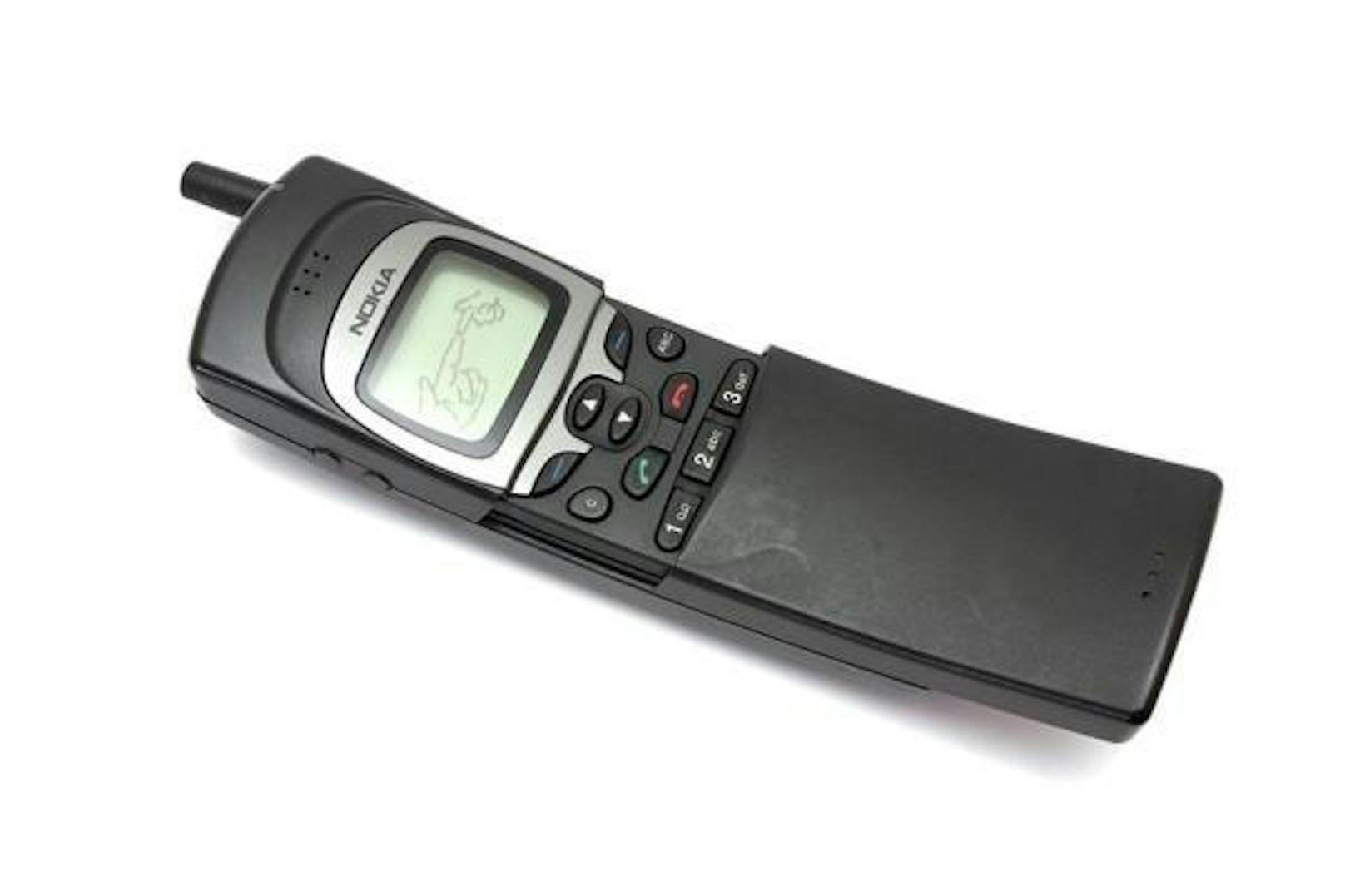 Nokia 8110: Ein Business-Handy, das 1996 vorgestellt wurde. Zu großer Berühmtheit kam das Gerät, als es 1999 im Film "The Matrix" eingesetzt wurde, was Nokia ebenfalls populärer machte.