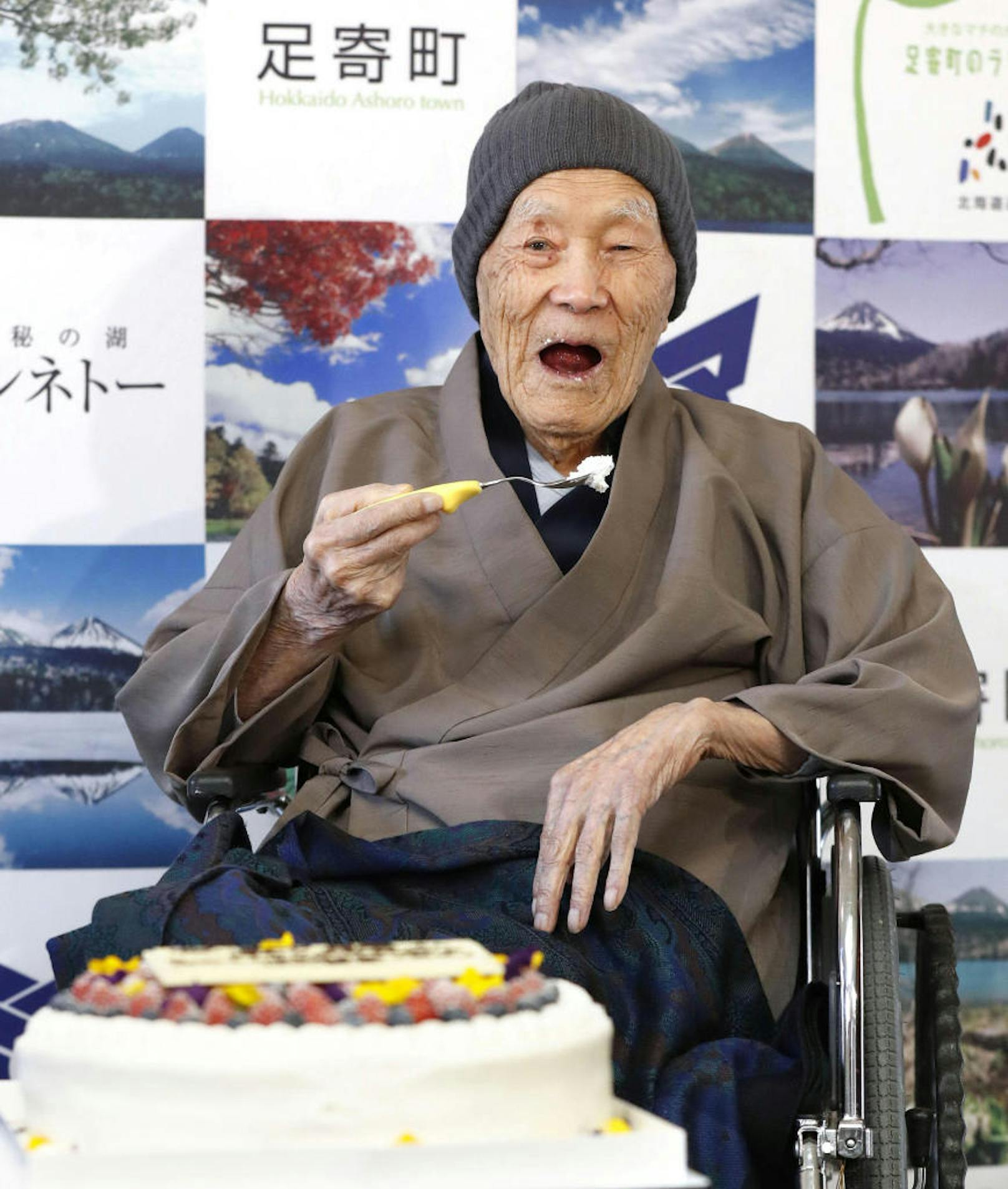 Masazo Nonaka liebt Kuchen, deshalb gab's zur Urkunden-Überreichung ein besonders großes Exemplar. 