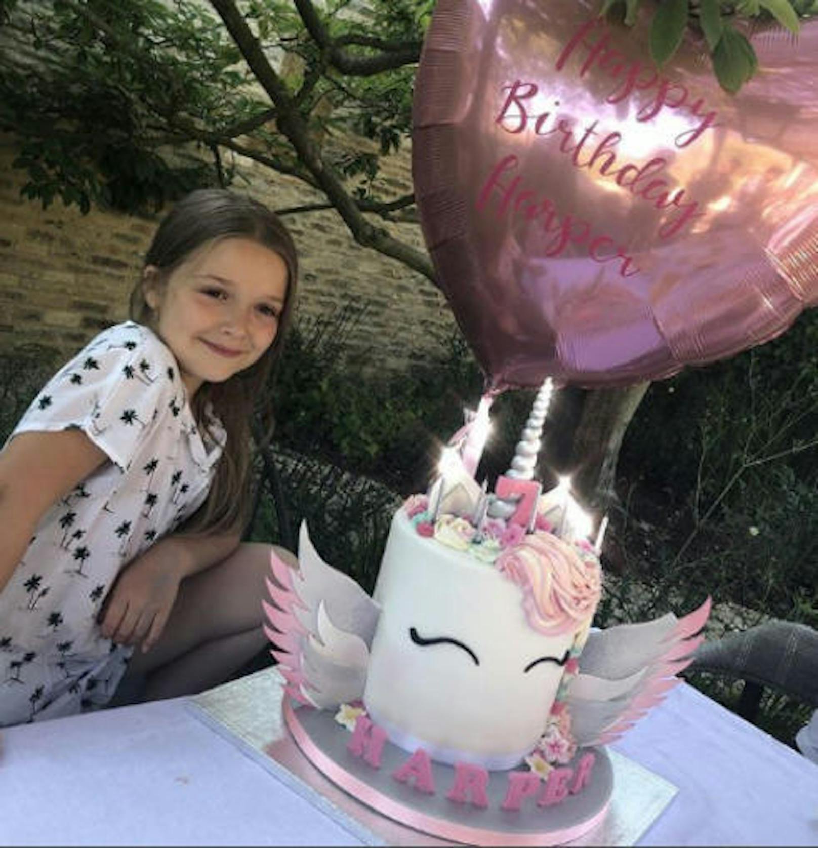11.07.2018: Harper, die Tochter von David und Victoria Beckham, bekam zu ihrem siebten Geburtstag eine "Einhorn"-Torte. Das Pony, dass sie auch noch bekam, passte aufs Foto nicht mehr mit drauf.