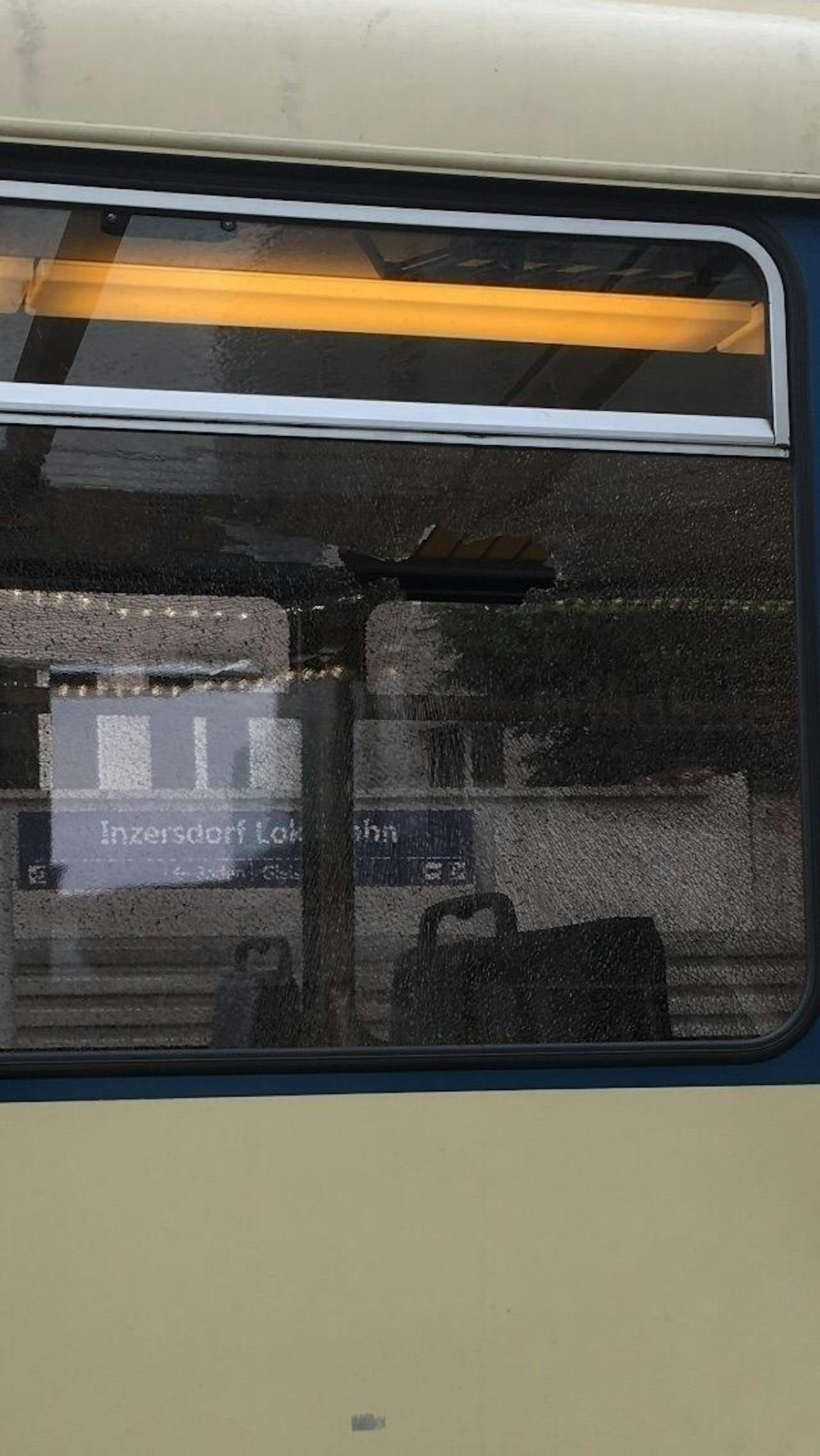 Schock für Fahrgäste der Wiener Lokalbahn: Ein Stein traf eine Garnitur, in Inzersdorf hieß es für alle: "Bitte aussteigen!"