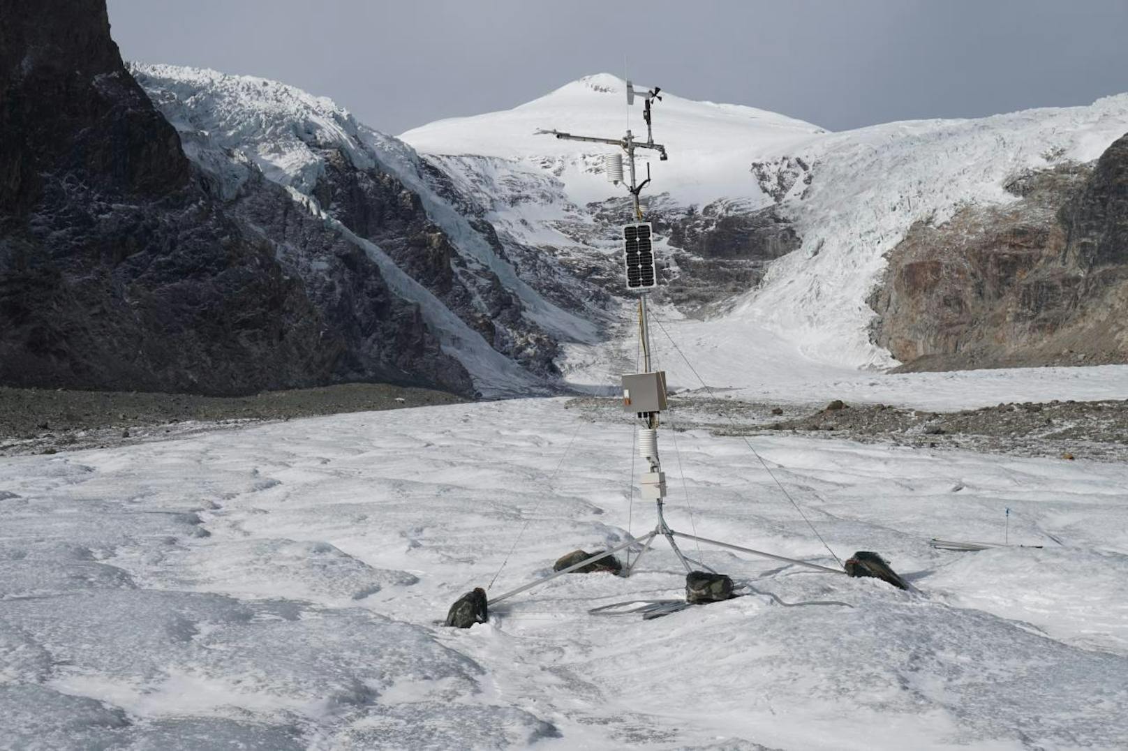 Die Wetterstation der ZAMG auf der Pasterze: Zusätzlich zu den meteorologischen Parametern wird auch die Schneehöhe und die Eisabschmelzung gemessen.
