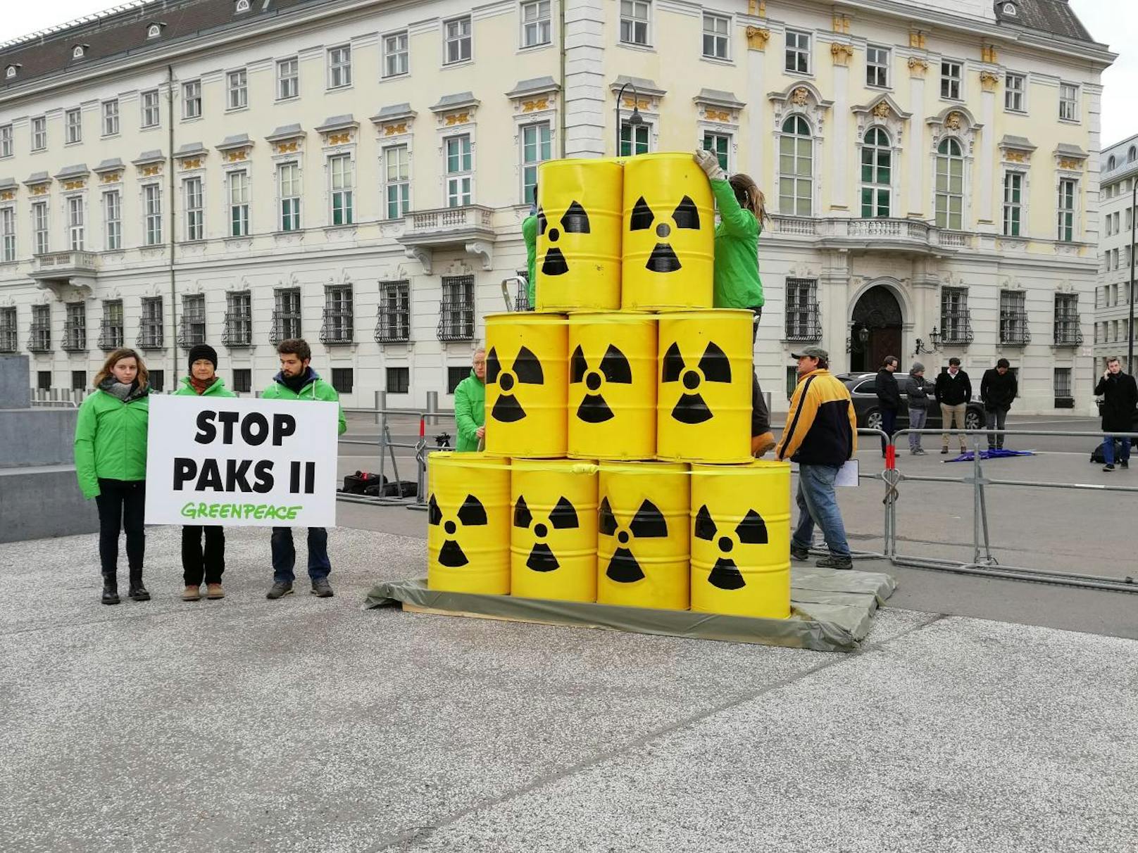 Greenpeace demonstriert gegen den Ausbau des AKWs PAK.