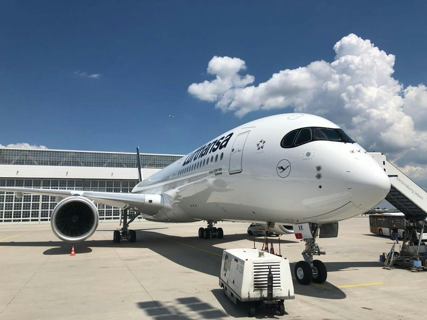Die Deutsche Lufthansa AG mit Sitz in Köln leitet den deutschen Luftfahrt-Konzern Lufthansa Group. 
