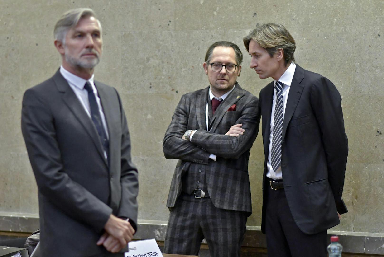 Die Angeklagten Walter Meischberger (L) und Karl-Heinz Grasser (R) mit Anwalt Norbert Wess