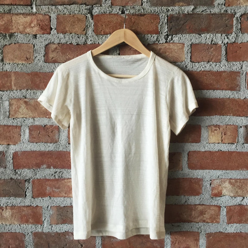 Inzwischen ist es möglich, neue Kleider komplett aus recycelter Baumwolle herzustellen. (Im Bild: Ein aus alten Bluejeans hergestelltes T-Shirt).