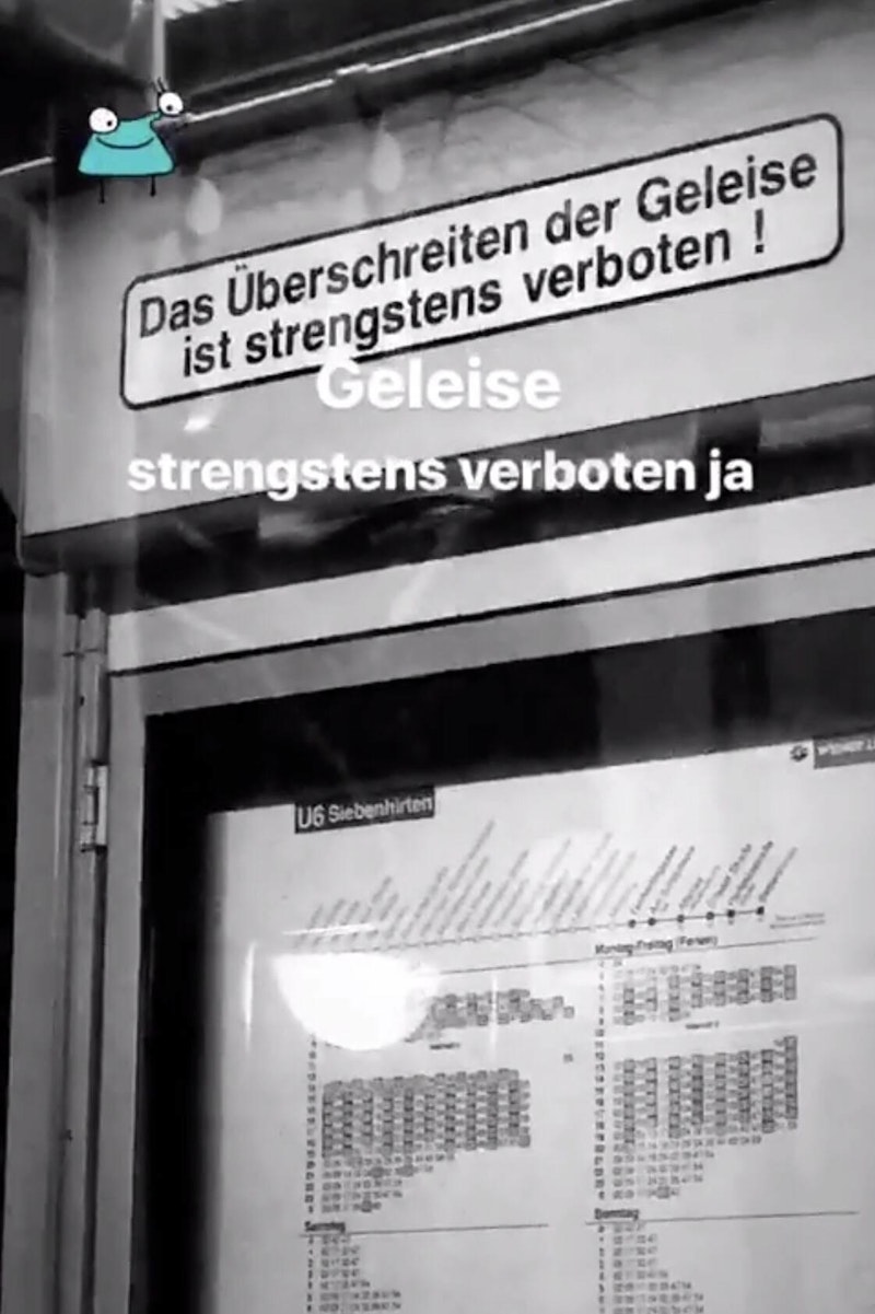 "Das Überschreiten der Geleise ist strengstens verboten", steht in großen, schwarzen Buchstaben auf dem weißen Verbotsschild in der U6-Station Wien-Meidling