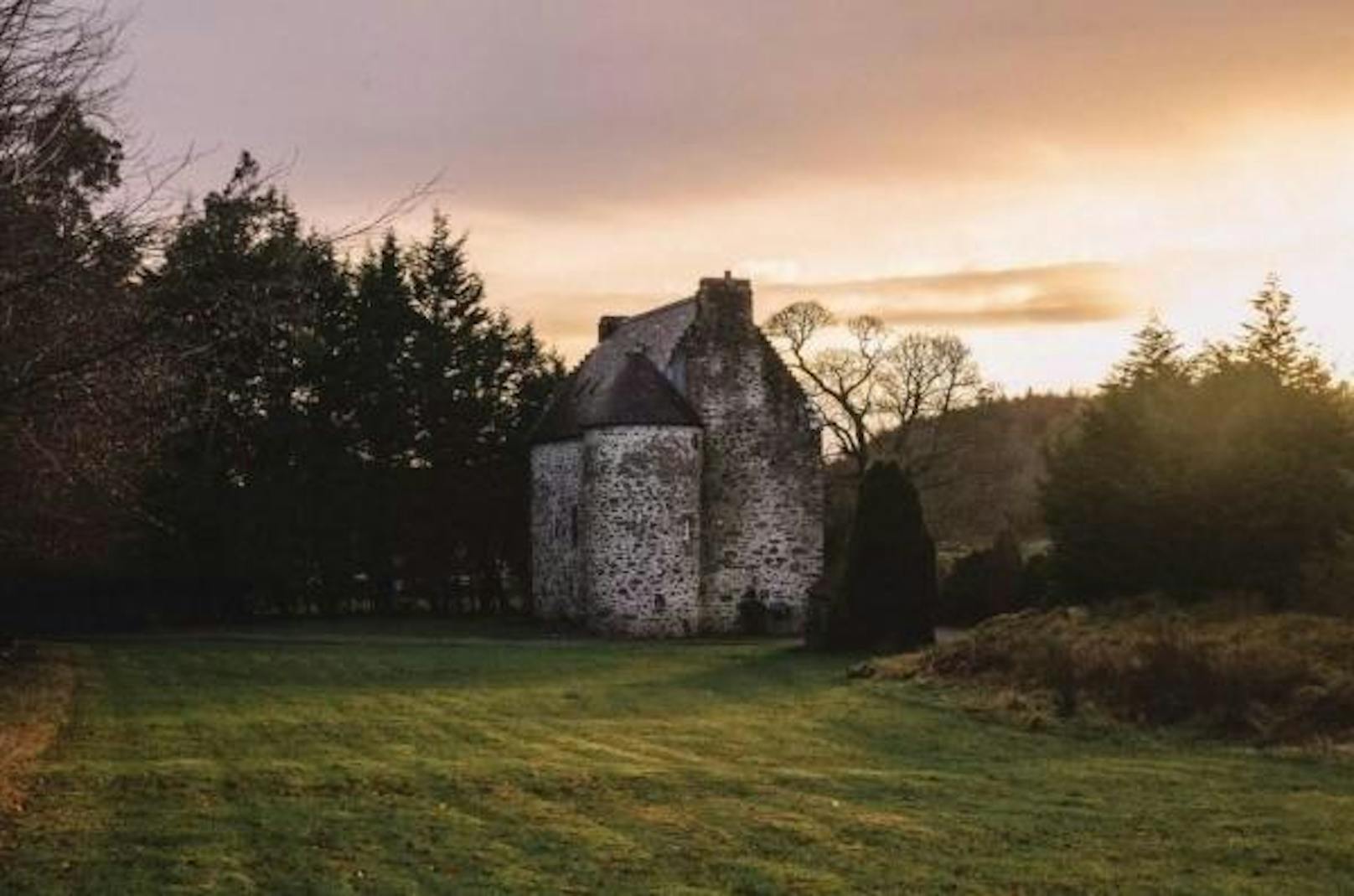 <b>Kilmartin Castle, Argyll and Bute, Schottland</b>
Das Kilmartin Castle war viele Jahre die Heimat des schottischen Clan Campbell. Wer hier übernachtet, wohnt wie vor 200 Jahren.