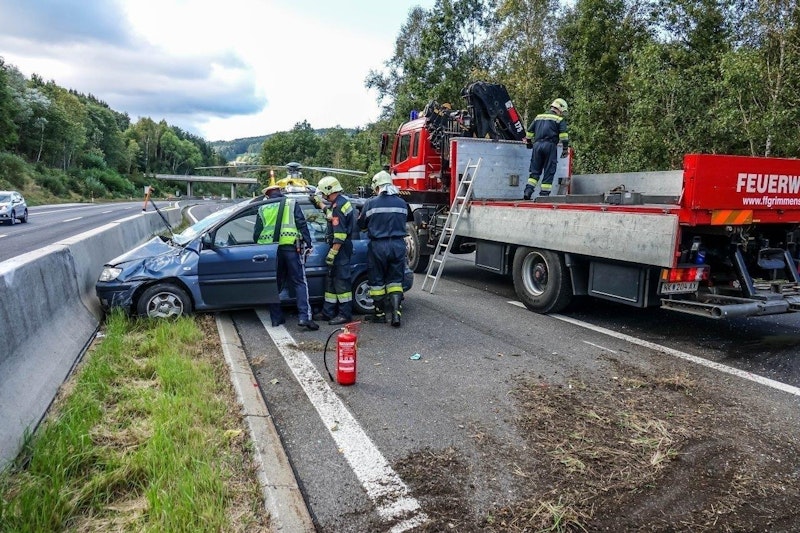 Die Feuerwehr kümmerte sich um das Wrack.
