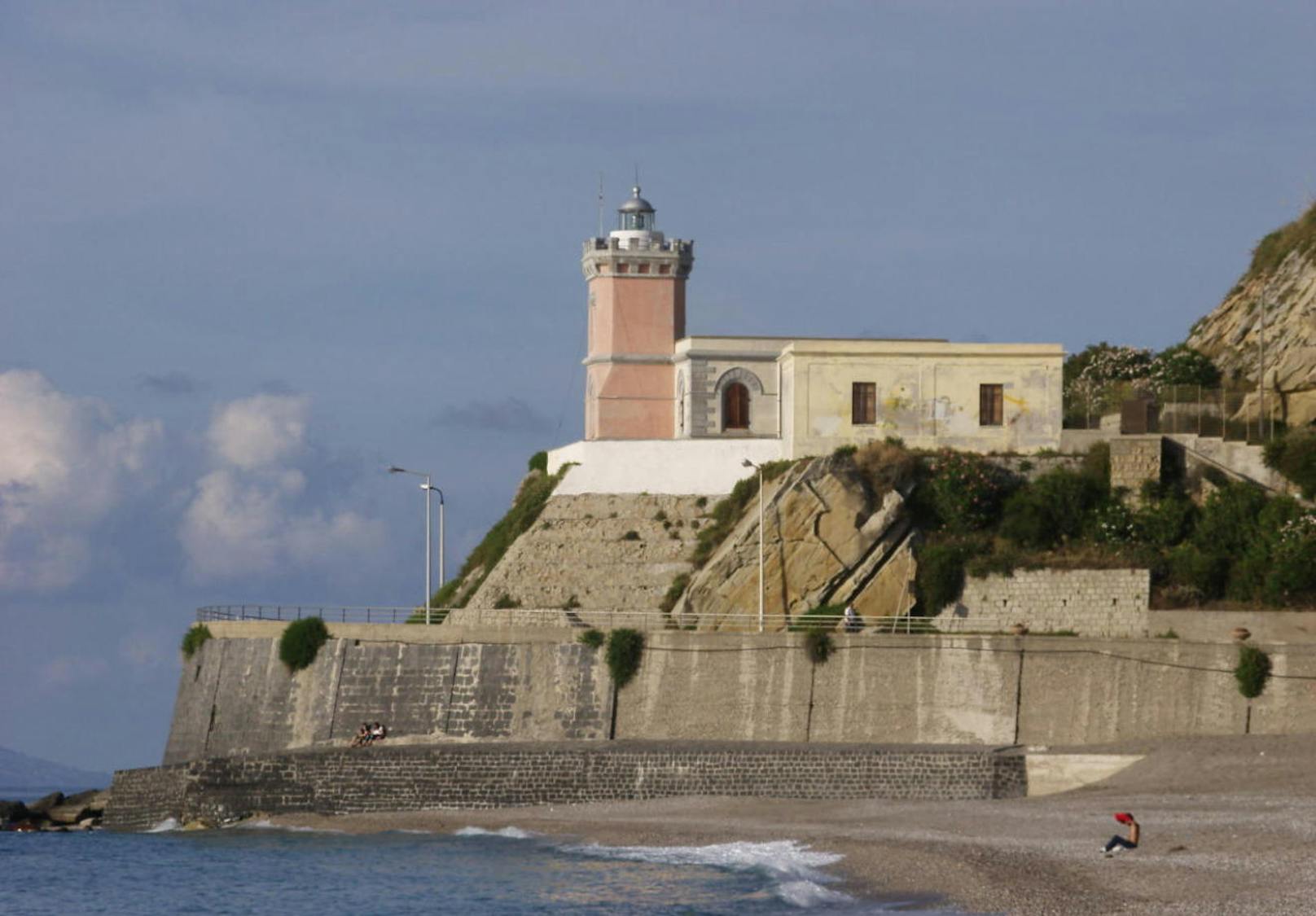 <b>Il Faro di Capo d'Orlando</b>
Ebenfalls am Tyrrhenischen Meer steht dieser Leuchtturm. Er befindet sich in Messina auf Sizilien. Er wurde Anfang des 19. Jahrhunderts gebaut.