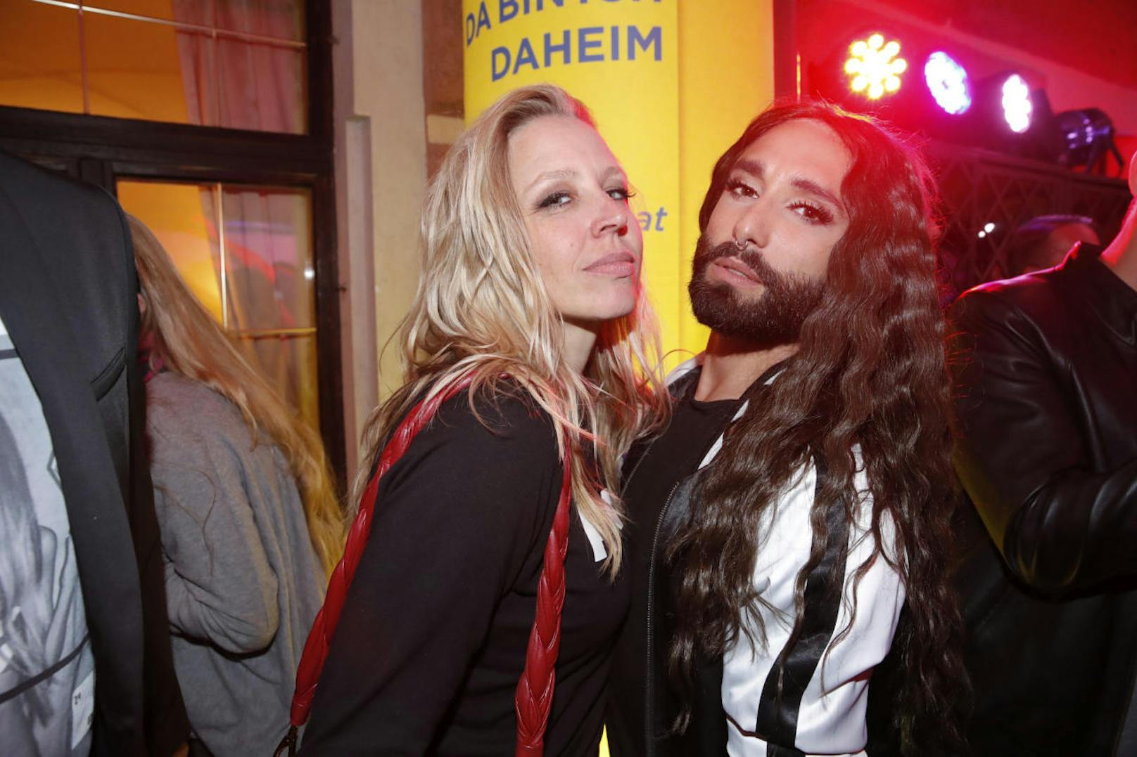 Nina Proll und Conchita Wurst innig vor der Kostümprobe zur "Starnacht aus der Wachau"