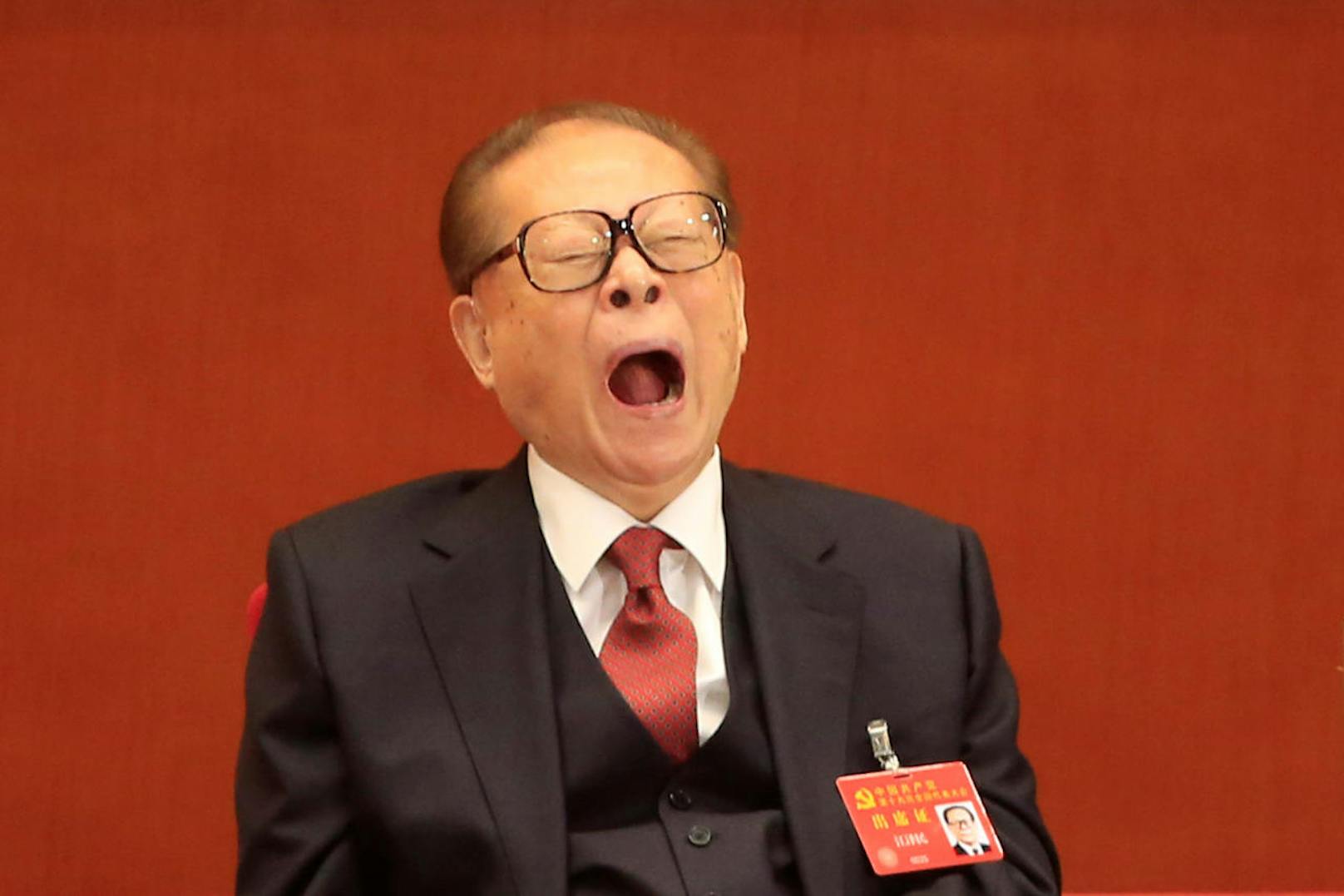 Chians früherer Präsident Jiang Zemin wurde für tot gehalten, nachdem Gerüchte über sein Ableben kursierten. Beim 19. Kongress der Kommunistischen Partei Chinas zeigte er sich überraschenderweise quicklebendig.