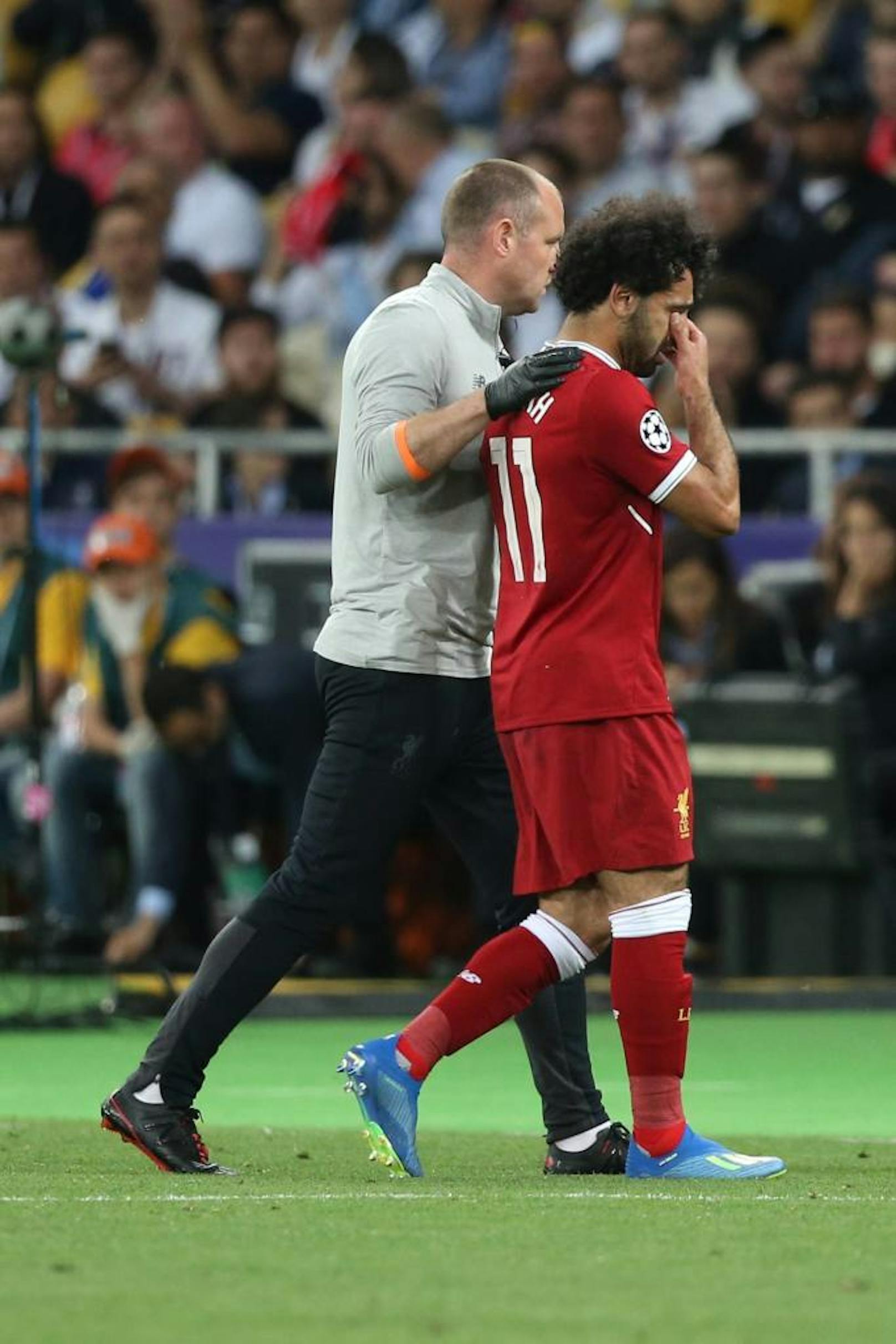 Liverpool-Coach Jürgen Klopp muss seinen Star-Stürmer Salah trösten. 
