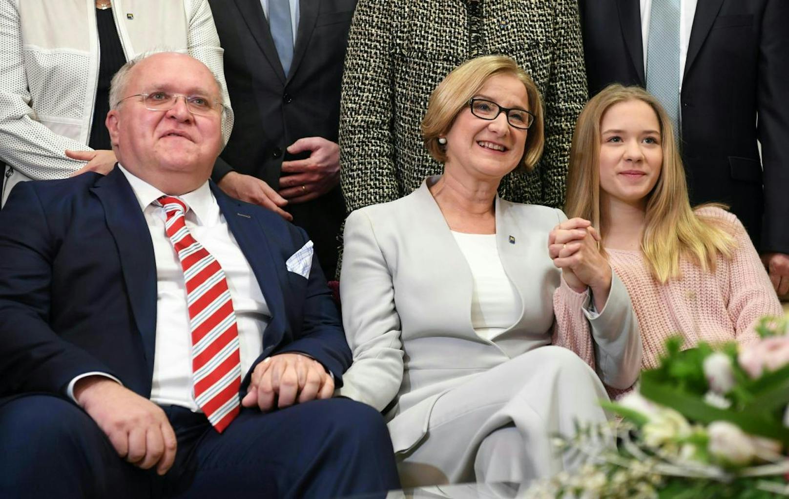 Johanna Mikl-Leitner kann die Absolute in Niederösterreich für die ÖVP halten. Sie feierte unter anderem zusammen mit Tochter Anna (rechts) und Ehemann Andreas (links).
