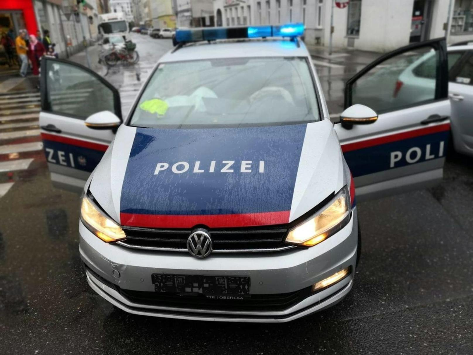 Crash in Favoriten: Polizeiauto kracht mit Mercedes A-Klasse zusammen. 