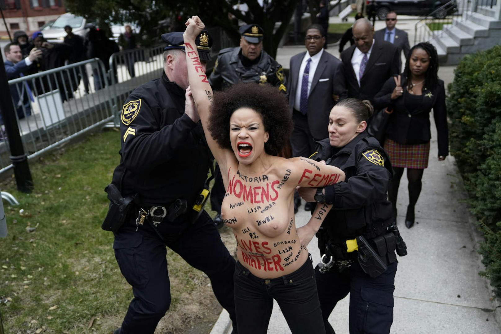Lautstarker Nacktprotest gegen Bill Cosby.