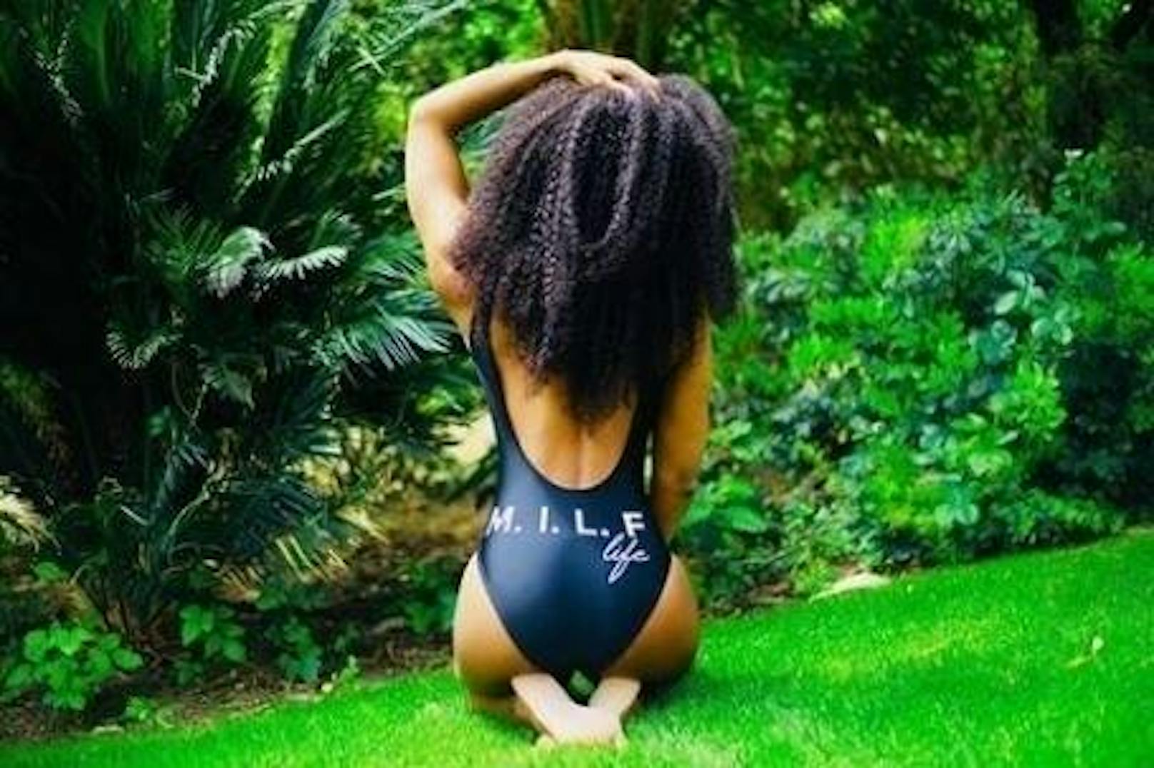 26.04.2018: Popstar Kelly Rowland stellt mit der Aufschrift "M.I.L.F" auf ihrem Badeanzug unmissverständlich klar: Auch Mamas wollen als sexy wahrgenommen werden.