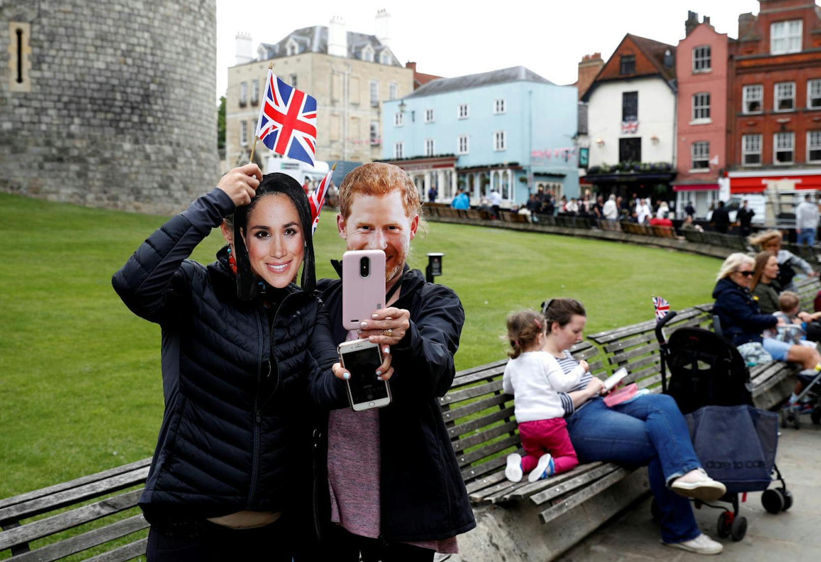 Selfies, solange vor dem Schloss noch Platz ist. Am Hochzeitstag selbst wird es hier nicht so gemütlich zugehen