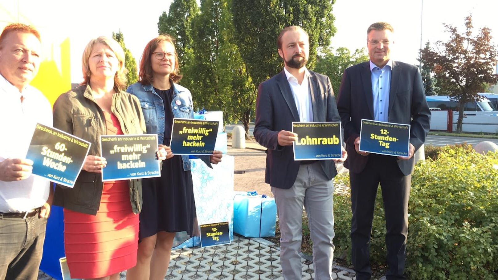 SPÖ-Bundesgeschäftsführer <b>Max Lercher</b>, die Geschäftsführerin der Bundesfrauen<b> Andrea Brunner </b>und der SPÖ-NÖ-Landesgeschäftsführer <b>Wolfgang Kocevar </b>protestieren vor KTM-Filiale in Vösendorf gegen 12-Stunden-Tag (31. August 2018).