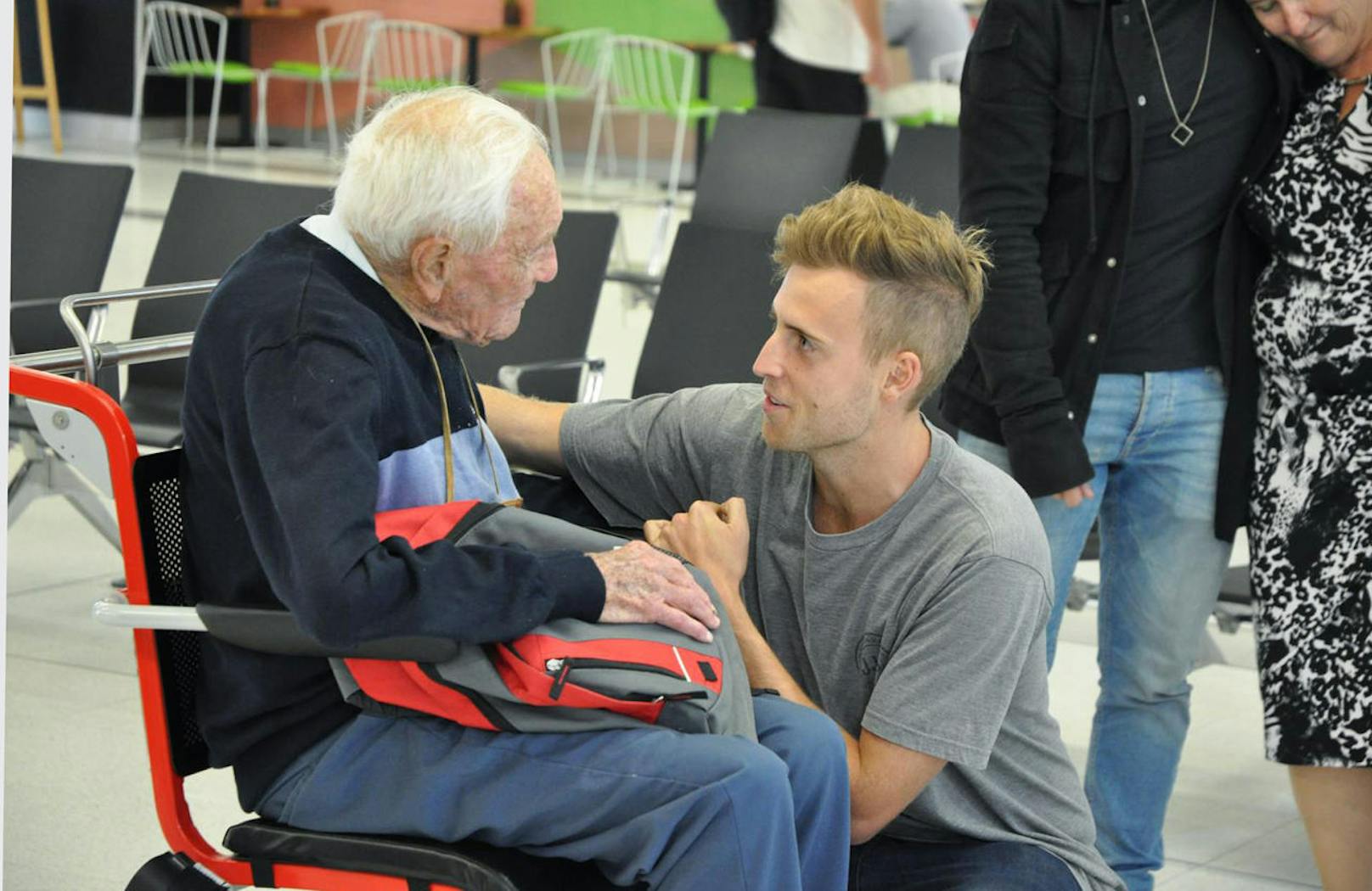 Am 2. Mai trat David Goodall (104) seine letzte Reise in die Schweiz an. Am Flughafen Perth nahm er Abschied von seinem Enkelsohn.