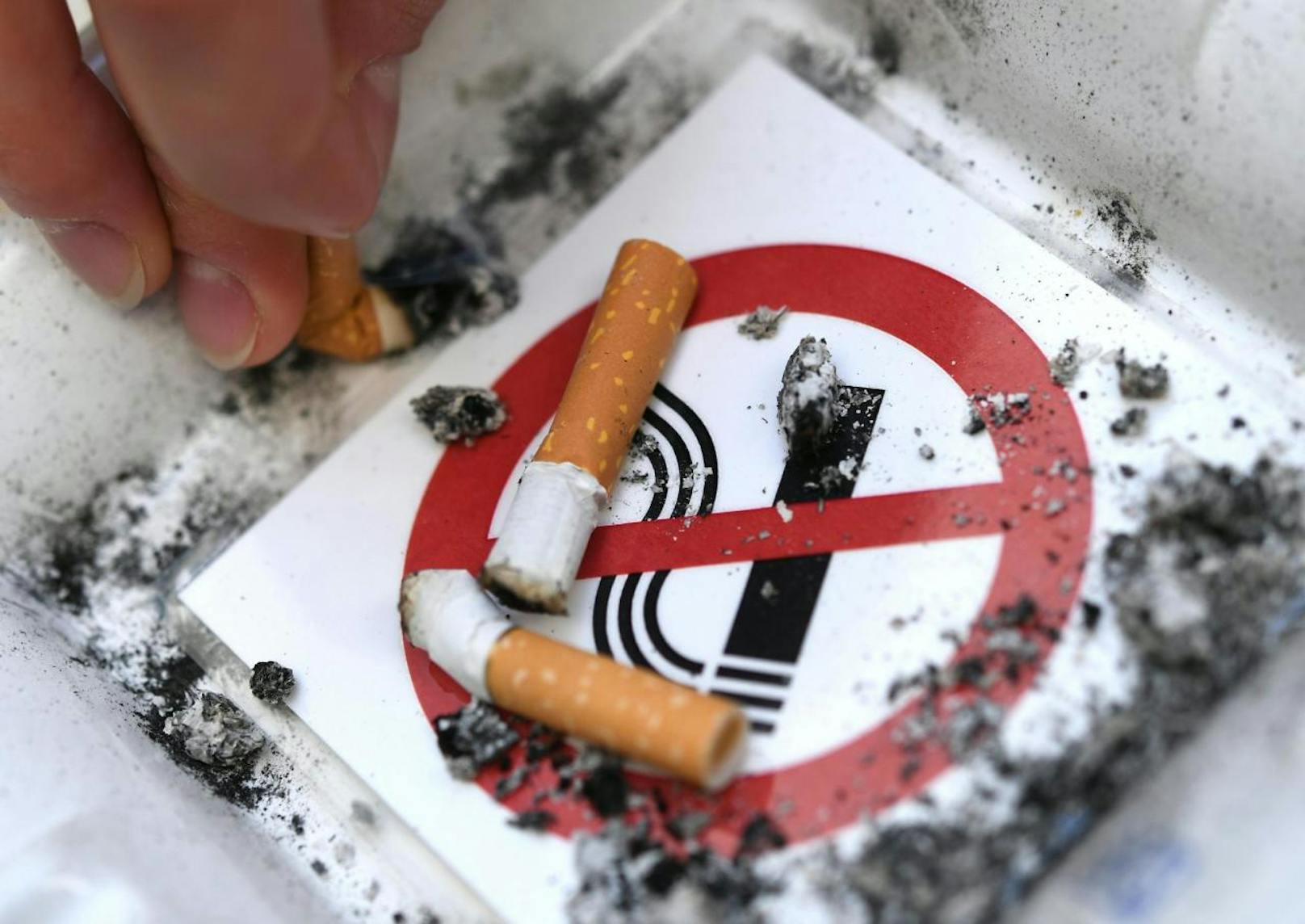 Trotzdem müssen Österreich auf ein Rauchverbot in der Gastronomie warten.