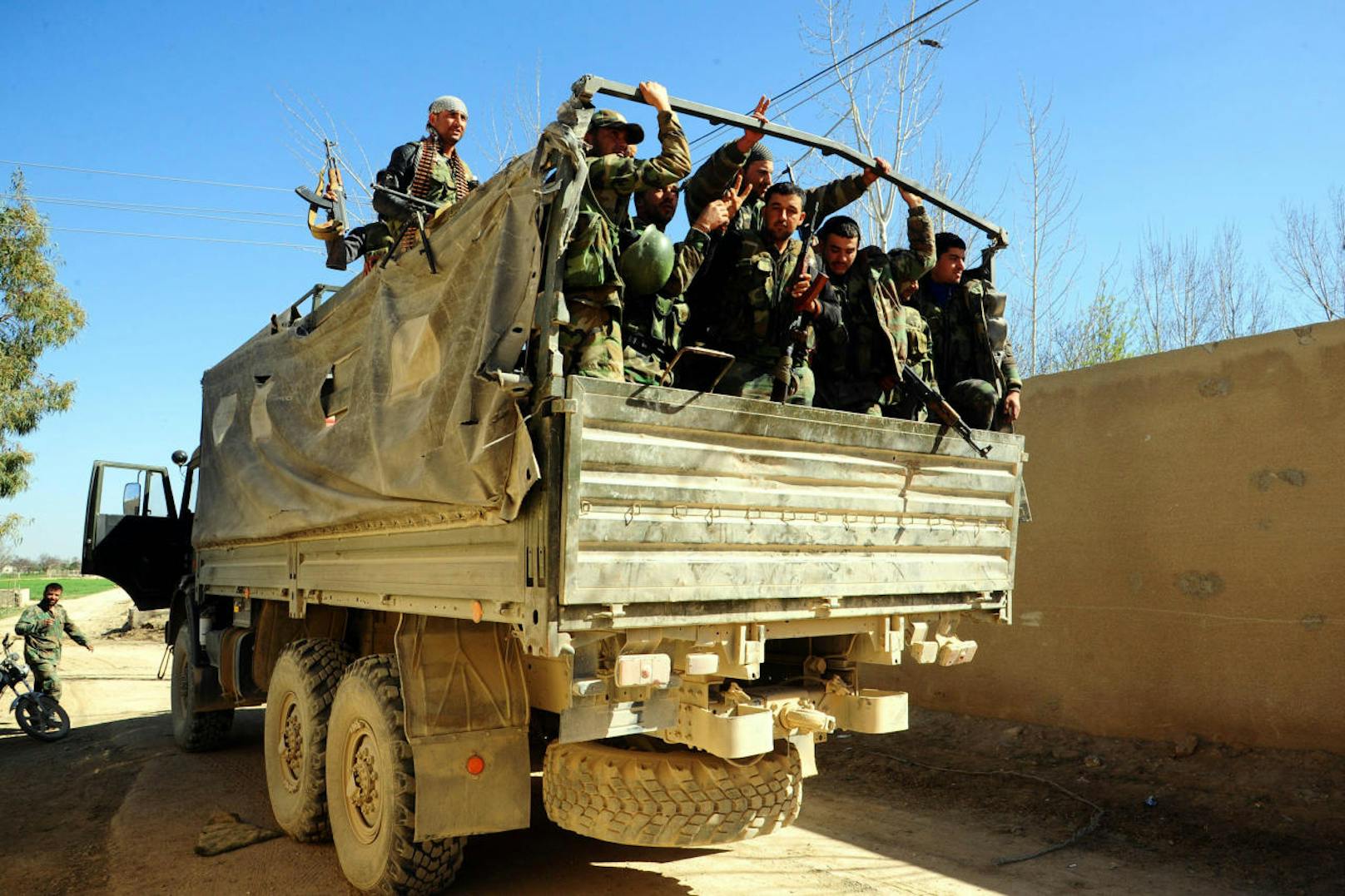 Soldaten der Syrischen Armee rücken in Ost-Ghouta vor.