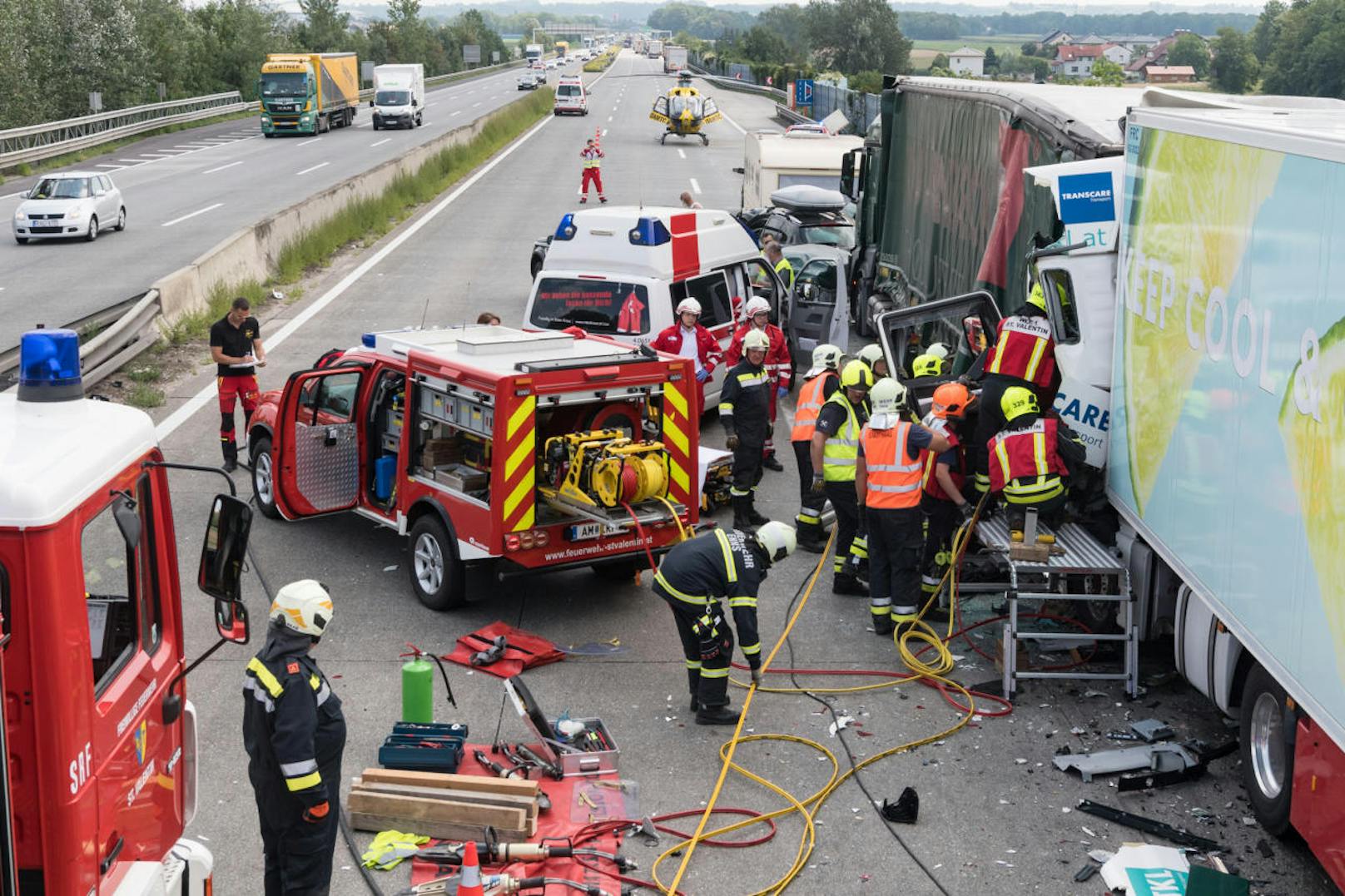 Im Staubereich nach dem schweren Lkw-Crash auf der A1 im Bezirk Amstetten, kam es zu einer Massenkarambolage. Zwei Lkw sowie mehrere Pkw waren beteiligt, elf Personen wurden verletzt.