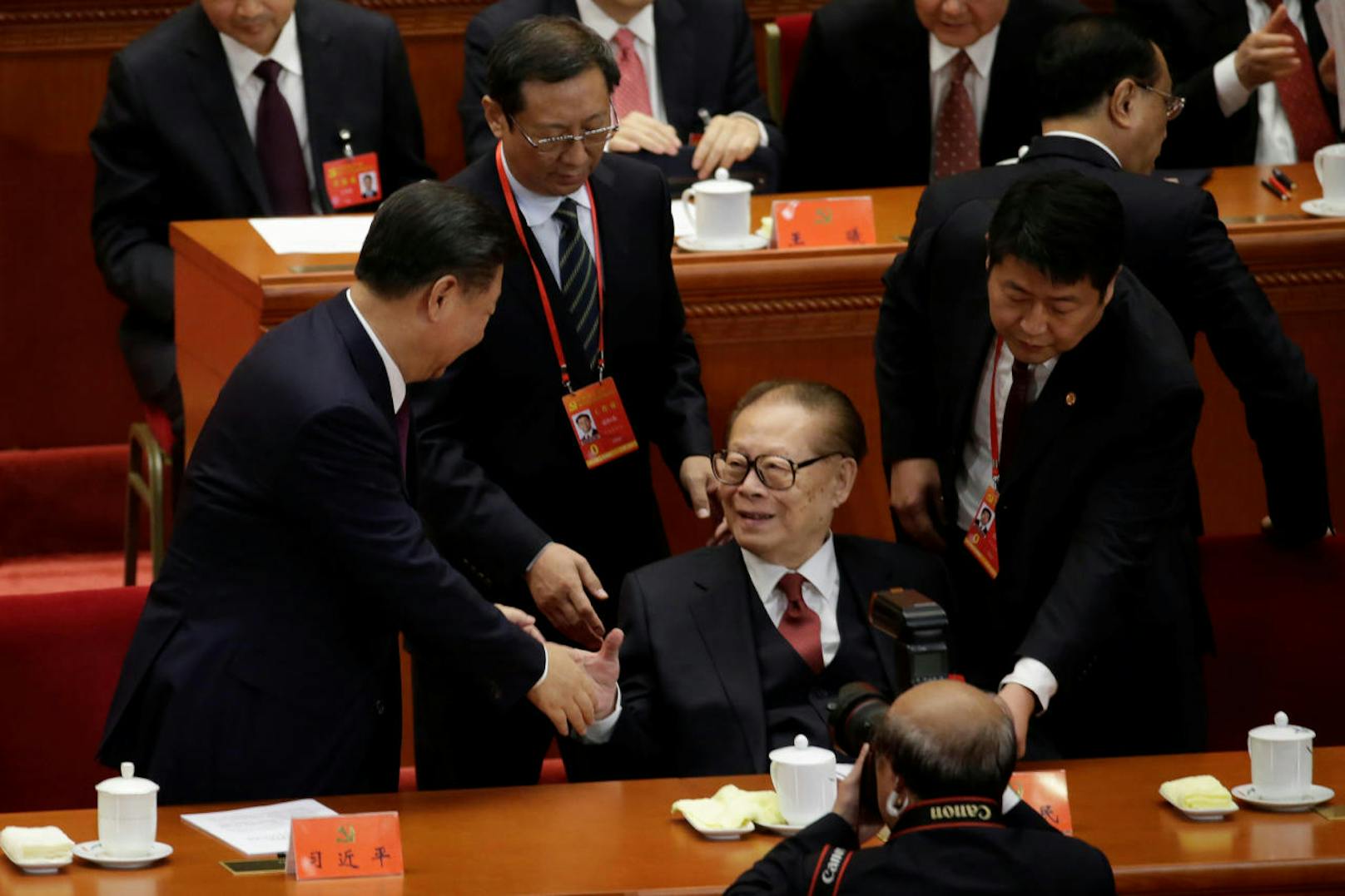 Der 91-Jährige wurde von Funktionären ebenso umsorgt wie vom amtierenden Präsidenten Xi Jinping (l.)