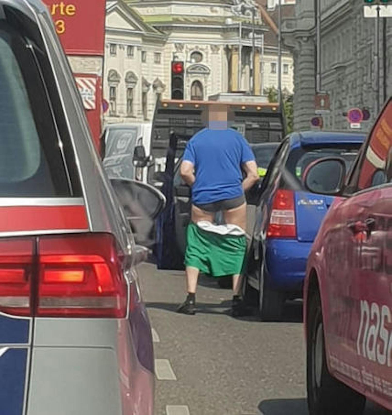 Stau und zäher Verkehr treiben die Wiener regelmäßig an den Rand der Verzweiflung. Dieser Autofahrer konnte sich nicht mehr zurückhalten und erleichterte sich in eine Flasche.