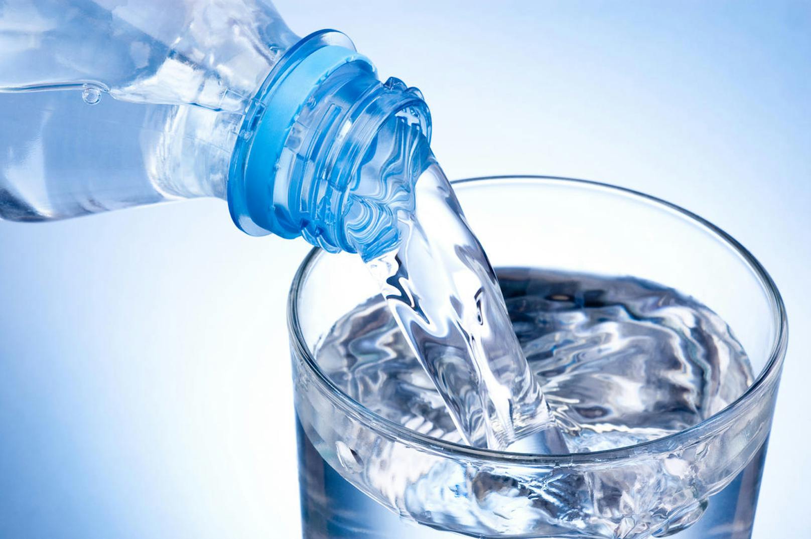 <strong>Wasser!&nbsp;</strong>Das Mindesthaltbarkeitsdatum auf Wasserflaschen bezieht sich im Grunde eher auf die Flasche selbst als auf das Wasser. Das Plastik gibt mit der Zeit Weichmacher an das Wasser ab, weswegen es nach Ablauf des Mindesthaltbarkeitsdatums nicht mehr getrunken werden sollte. Kühl und dunkel in Glasflaschen gelagert, verkommt Wasser nicht.