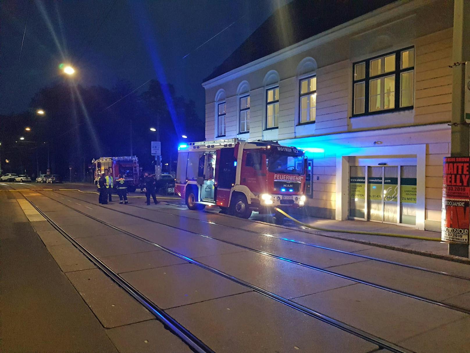 Feuer-Inferno in Wiener Tiefgarage - Feuerwehr stundenlang im Einsatz.