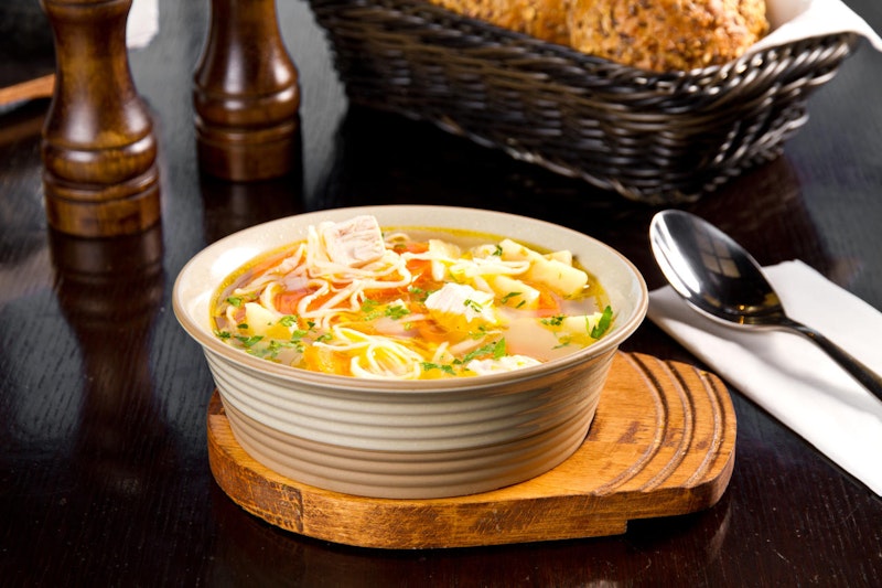 Ebenfalls Nudeln enthält die Hühnersuppe, die die Amerikaner zu ihrem Hausmittel Nummer 1 auserkoren haben. Traditionell wird sie mit Gemüse, Hühnchenfleisch und Eiernudeln zubereitet. Wie die hierzulande bekannte Hühnersuppe macht auch sie die Nase frei und hilft bei Entzündungen.