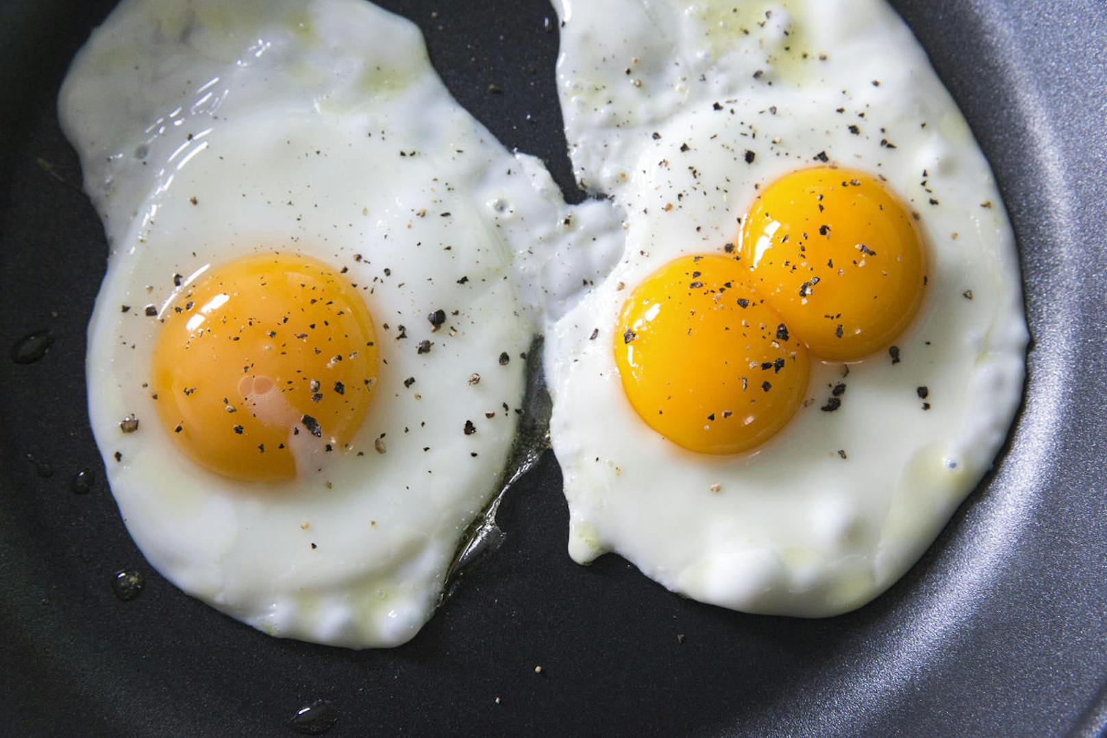 Wer regelmäßig Eier isst, tut womöglich etwas Gutes für sein Herz. Dies zumindest legt eine neue Studie nahe.