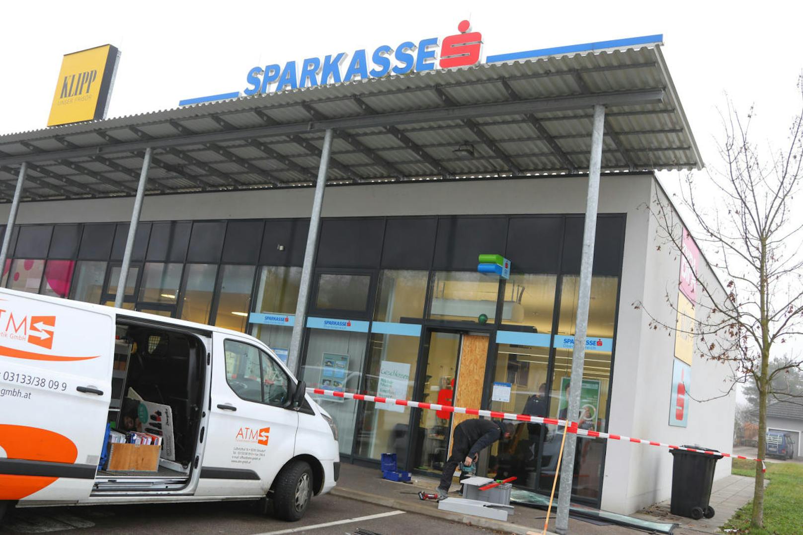In Lenzing rissen Unbekannte in der Nacht auf Freitag bei einer Sparkassen-Filiale einen Bankomaten aus der Verankerung.