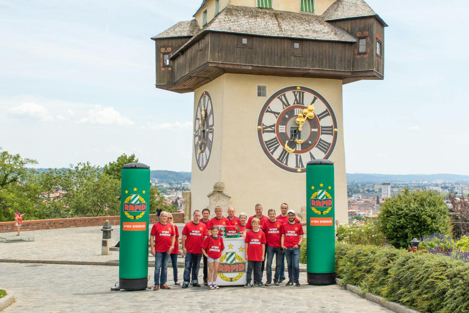 Rapids Trikot-Tour stoppt auf dem Grazer Uhrturm