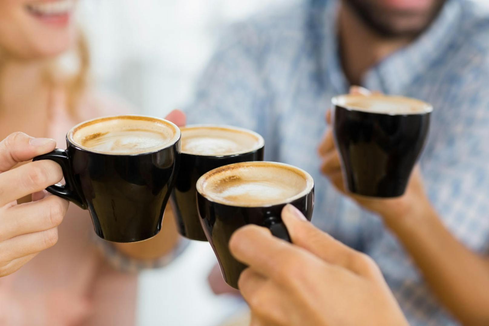 Auch Parkinson, Depression oder Demenz treten bei moderaten Kaffeetrinkern seltener auf. Weitere wichtige Erkenntnis der Übersichtsstudie: Wer mehr trinkt, schadet sich nicht. Lediglich die positiven Effekte sind weniger stark ausgeprägt.