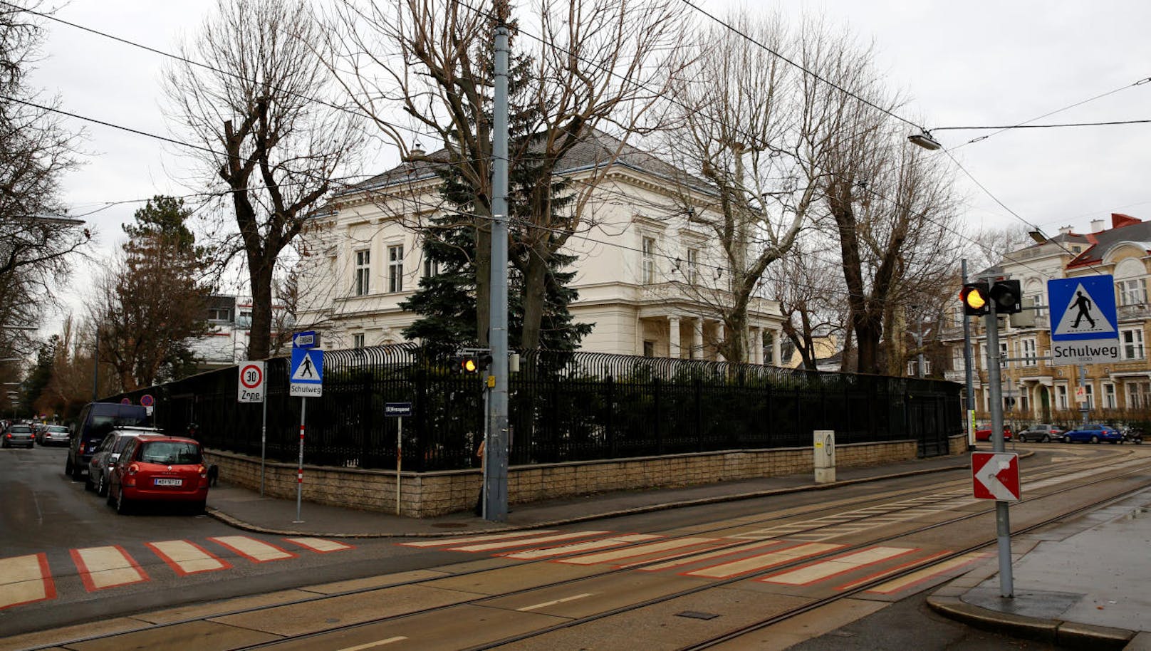 Ein Bundesheer-Soldat hat in der Nacht auf Montag einen Messerangreifer vor der iranschen Botschaft in Wien-Hietzing erschossen. 