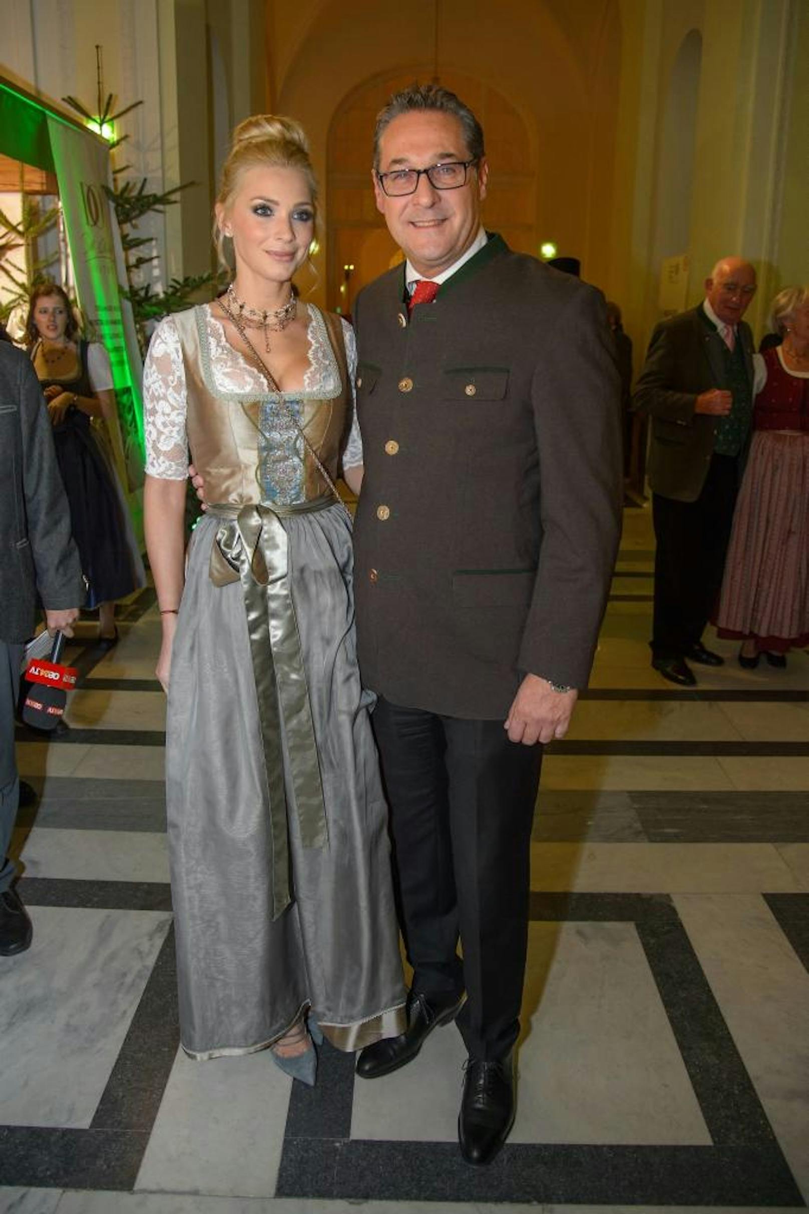 Auch Vizekanzler Heinz-Christian Strache (im Bild mit Ehefrau Philippa) hat sein Kommen bestätigt