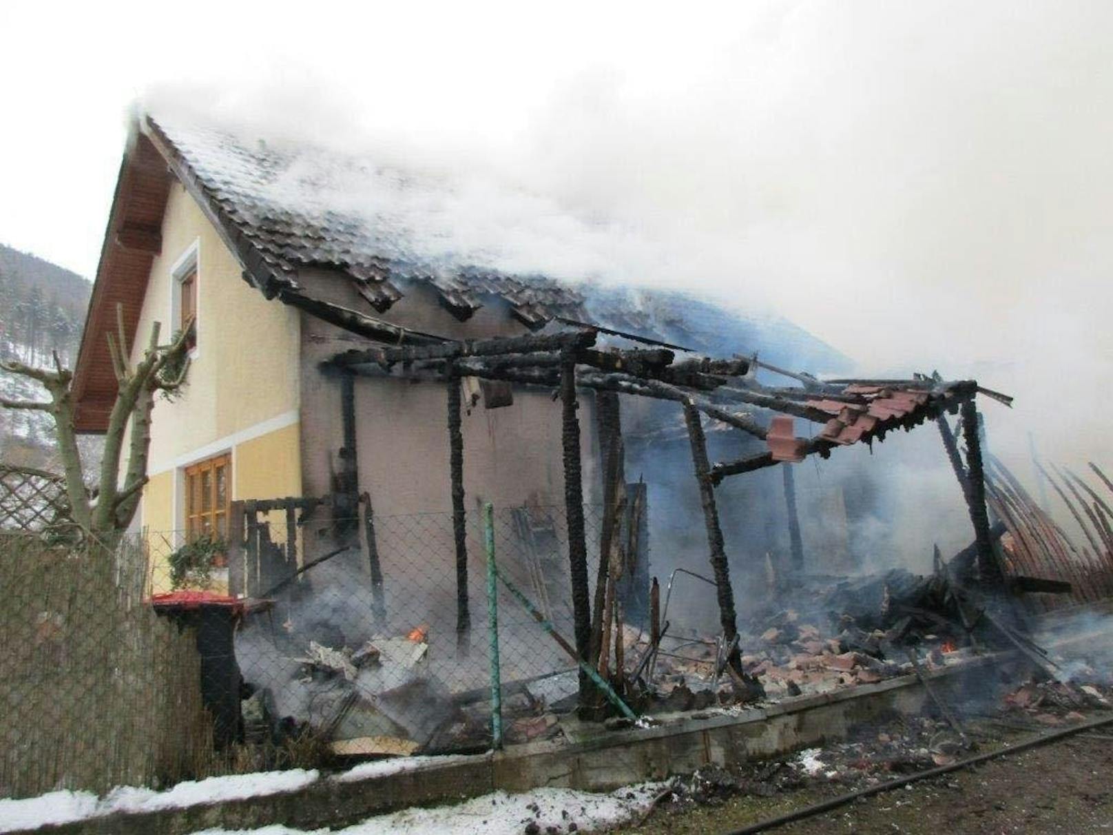 Das Haus wurde schwer beschädigt, der Besitzer konnte sich noch rechtzeitig ins Freie retten und blieb unverletzt.