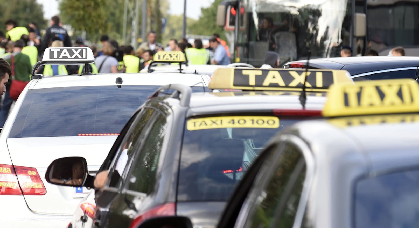 Deutschpflicht für alle Taxler und Uber-Fahrer