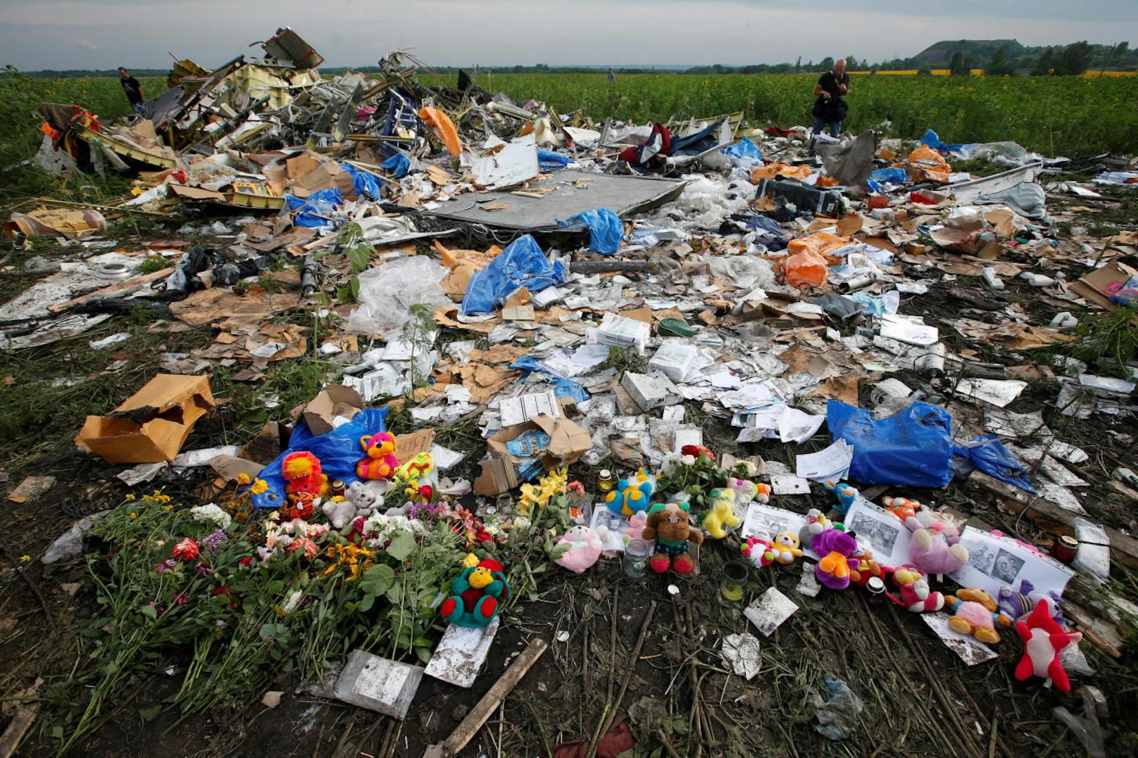 Blumen und Stofftiere am Absturzort von Flug MH 17 in der Ukraine.