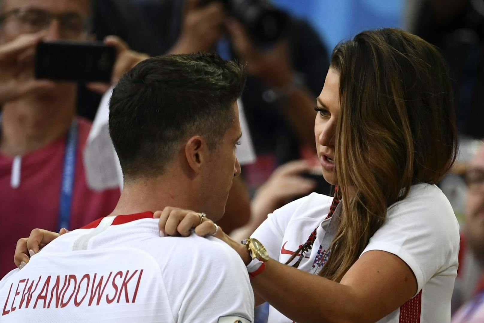 Anna Lewandowska tröstet ihren Gatten Robert Lewandowski nach der 1:2-Niederlage von Polen gegen Senegal.