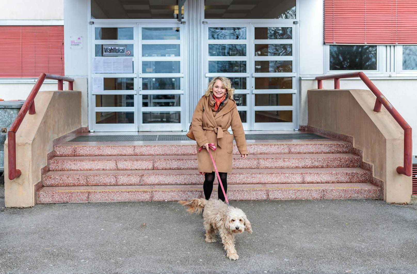 Die SPÖ-Spitzenkandidatin Elisabeth Blanik wählte in Lienz. Sie kam mit ihrem Hund.