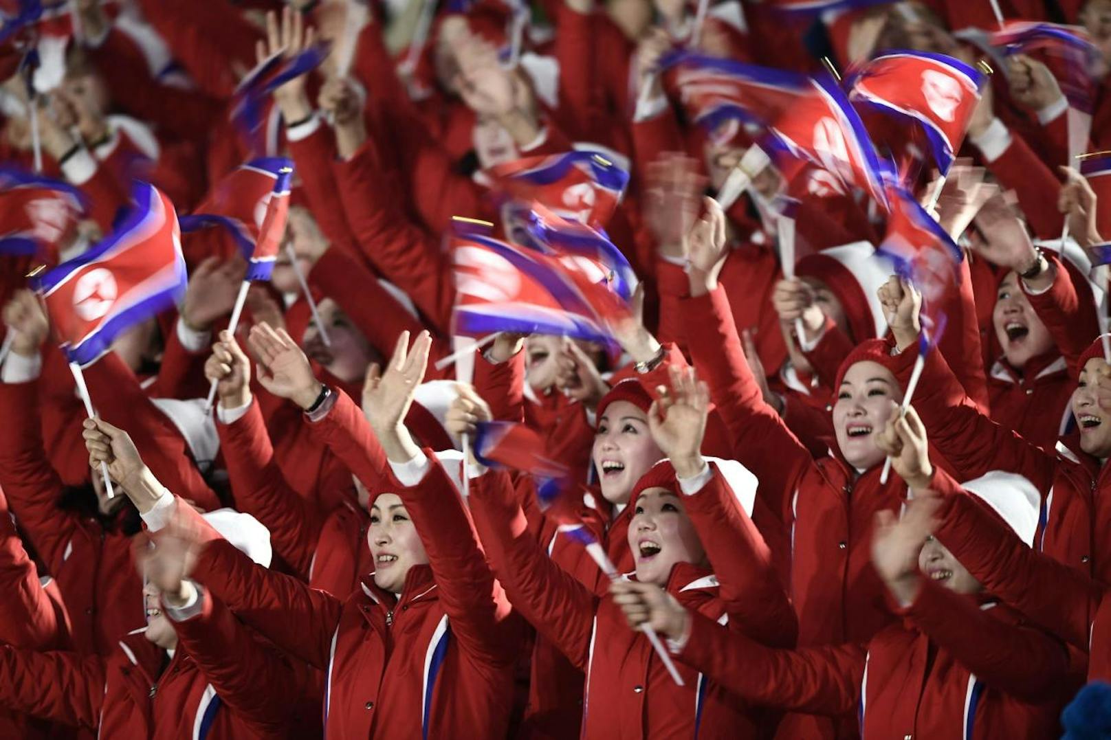Das Fan-Highlight der Olympischen Spiele waren die Cheerleader des nordkoreanischen Diktators Kim Jong-un. Die "Armee der Schönheit" feuerte mit lautstarkem Gesang und Applaus die Athleten an. Dabei wurde das Propaganda-Instrument des Diktators zum echten Fan-Höhepunkt.