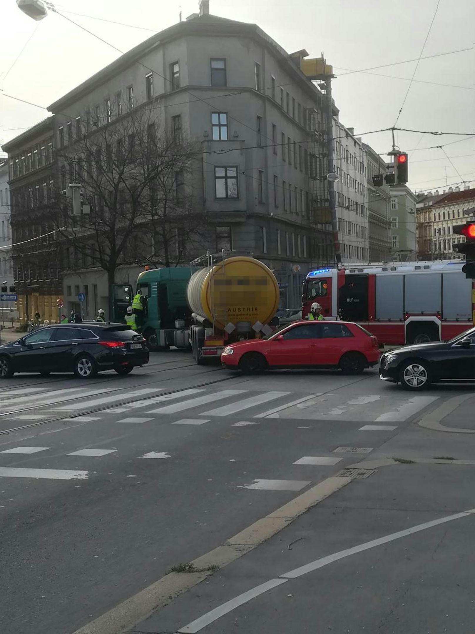 Weil die Bremsen blockierten kam ein Tanklaster auf einer Kreuzung in Wien-Landstraße zu stehen.