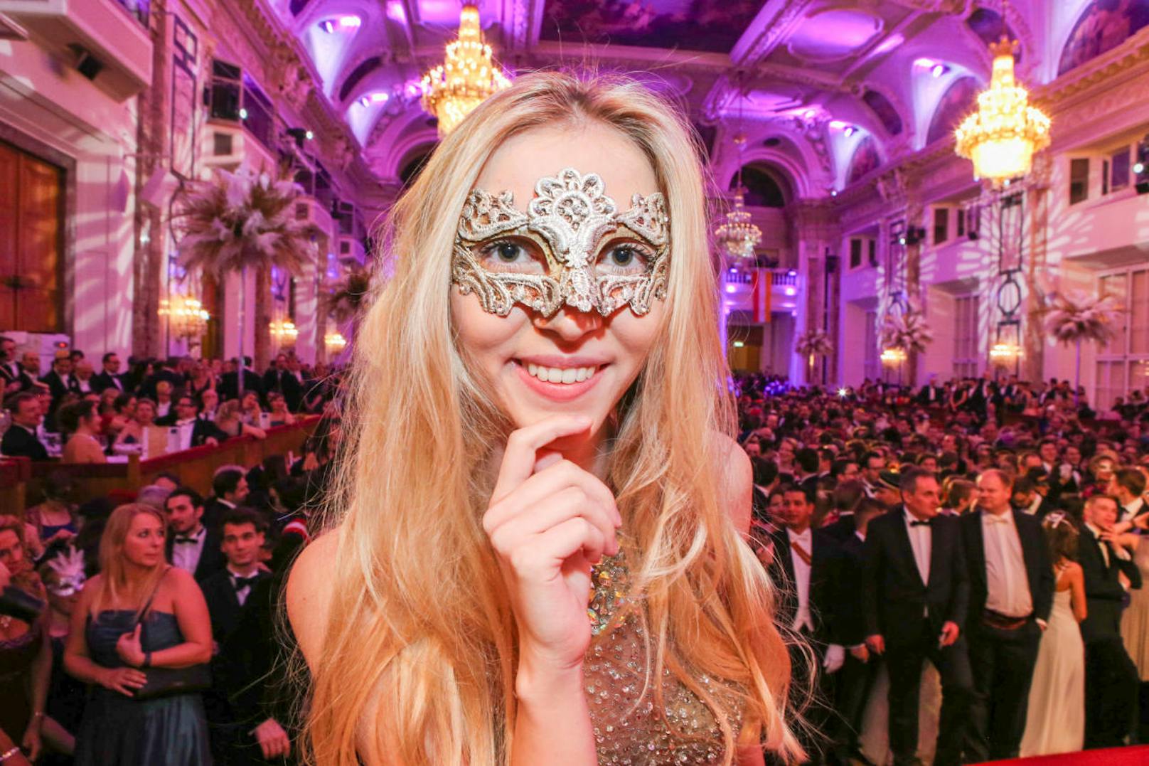 Die schönste Maske des Balls: Carmen Kleinszig, 22 Jahre, aus Wien