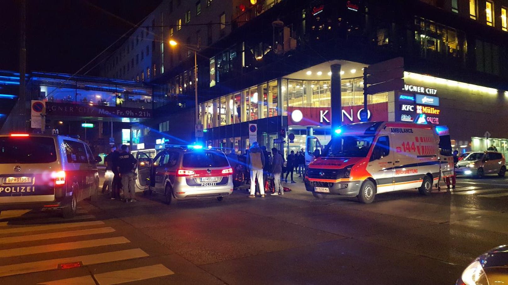 Gegen 21.50 Uhr am Dienstagabend ist ein Mann in der Gablenzgasse bei der Lugner City von einem Pkw angefahren worden. Die Berufsrettung war im Einsatz.