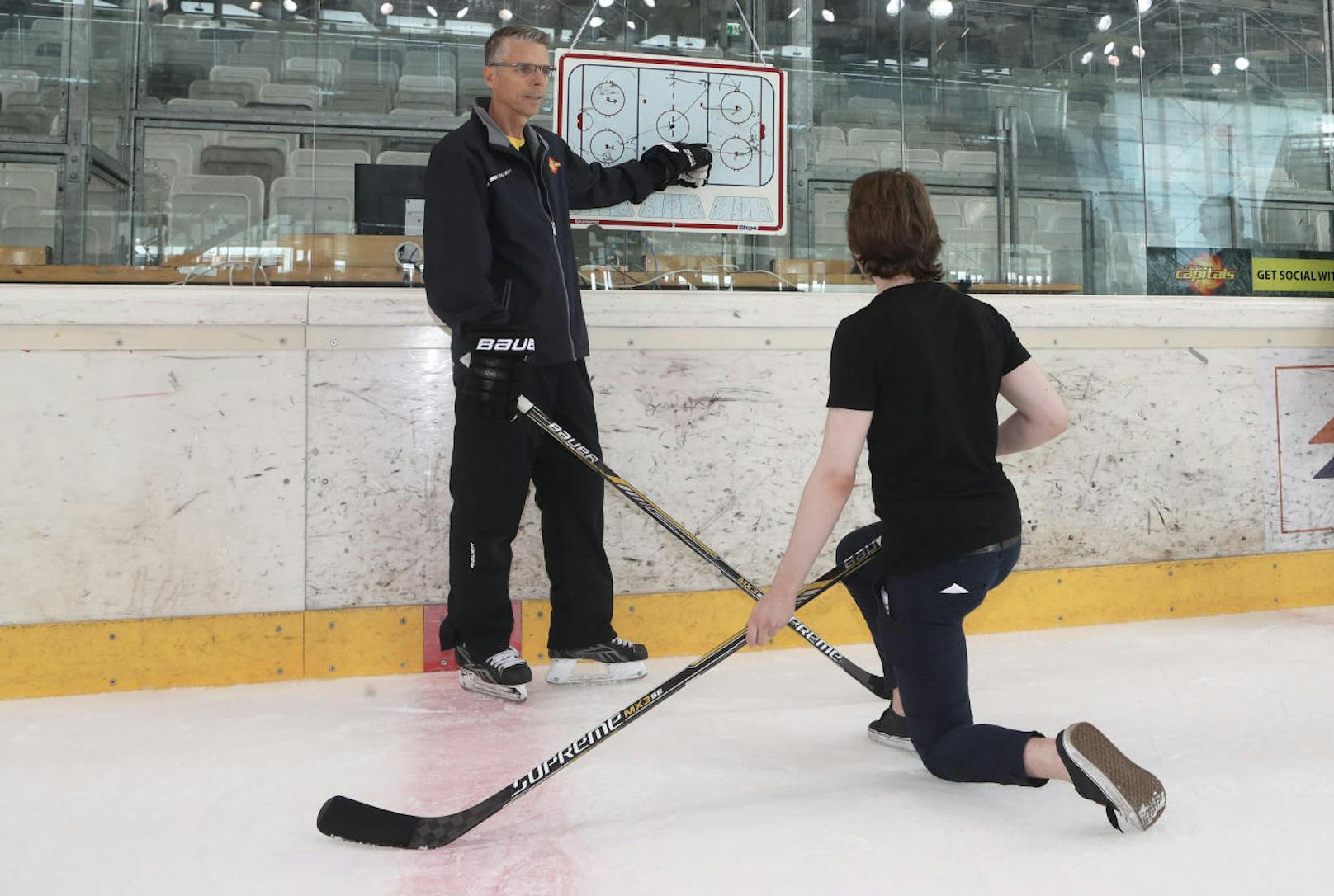Dave Cameron zeigt den Vienna Capitals wo's langgeht. "Heute" traf den Ex-NHL-Trainer und bekam eine Hockey-Lektion.