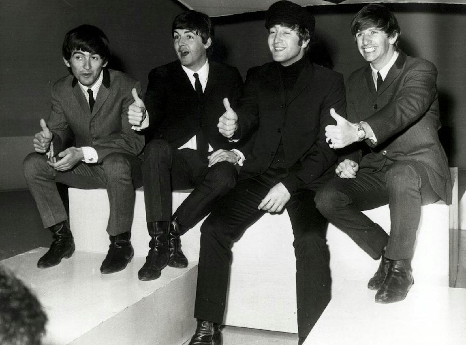Beide Titel landeten damit schneller hintereinander auf Platz eins als die beiden Beatles-Veröffentlichungen "Get Back" und "The Ballad of John and Yoko" aus dem Jahr 1969.