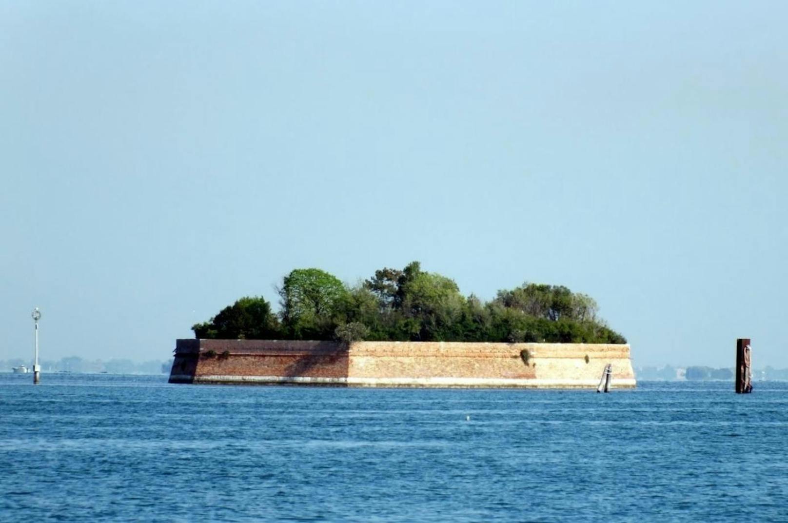 <b>L'Ottagono di Ca' Roman</b>
Ebenfalls in Venedig befindet sich dieses Oktagon. Es ist eines von fünf, die im 15. Jahrhundert zur Verteidigung von Venedig gebaut wurden. Es gibt einen kleinen Wachturm und einen Bunker auf der 1810 Quadratmeter grossen künstlichen Insel.