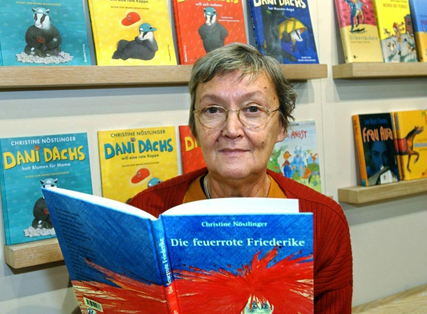 Die österreichische Schriftstellerin und Kinderbuchautorin Christine Nöstlinger auf der Buchmesse in Frankfurt am Main mit ihrem Buch "Die feuerrote Friederike".